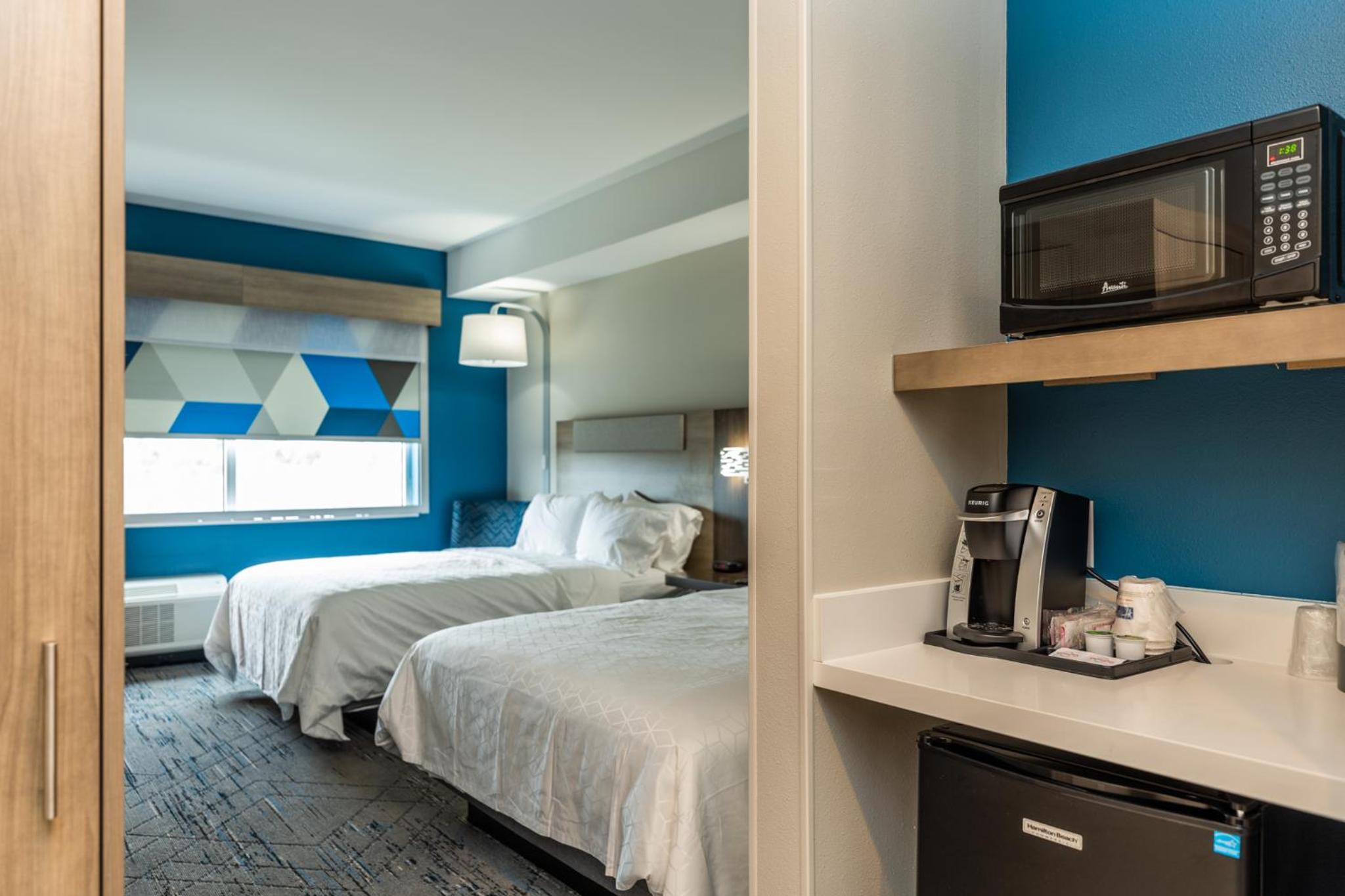Standard Room with Two Queen Beds - Photo 41