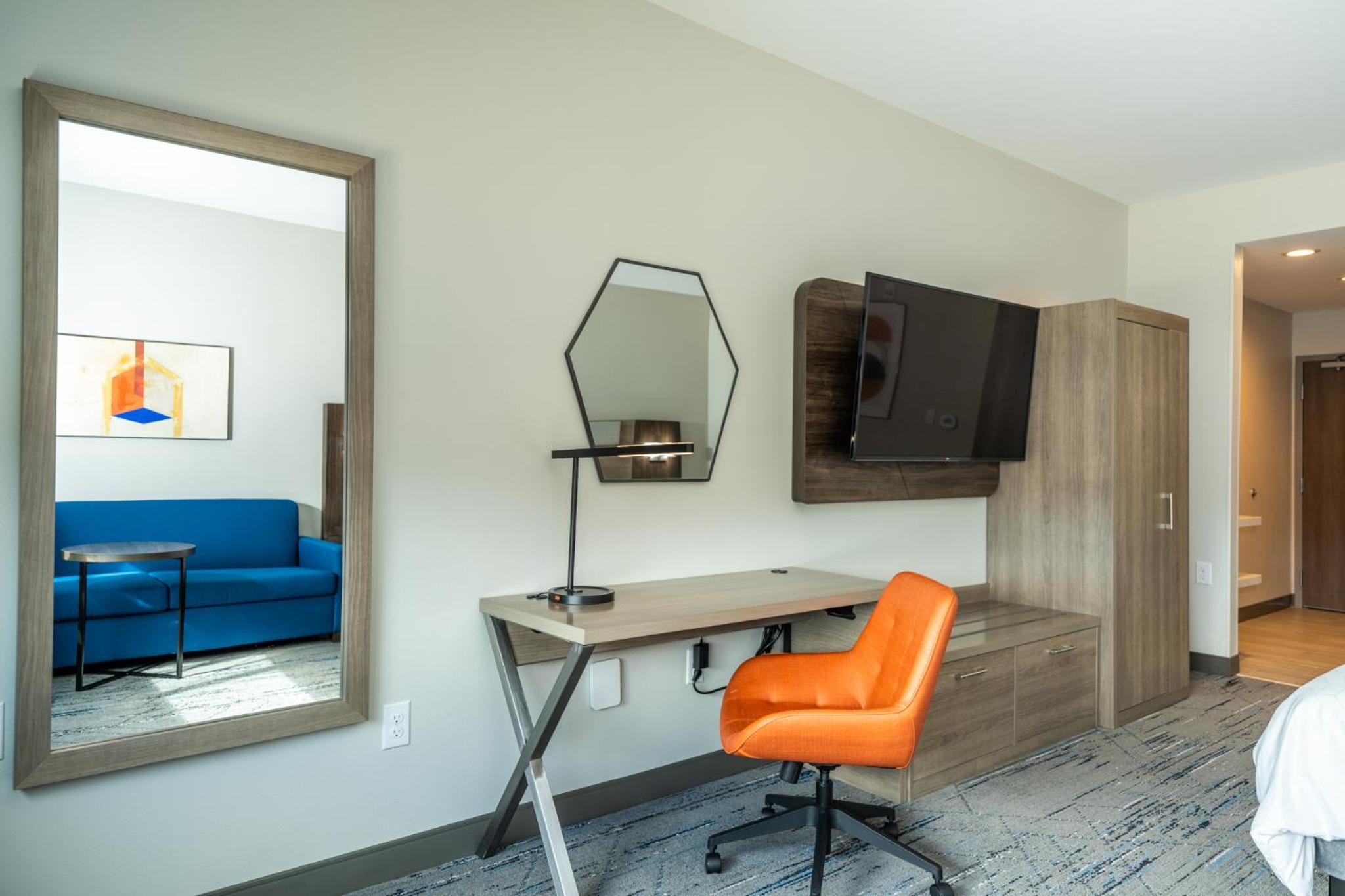 Standard King Room - Photo 32
