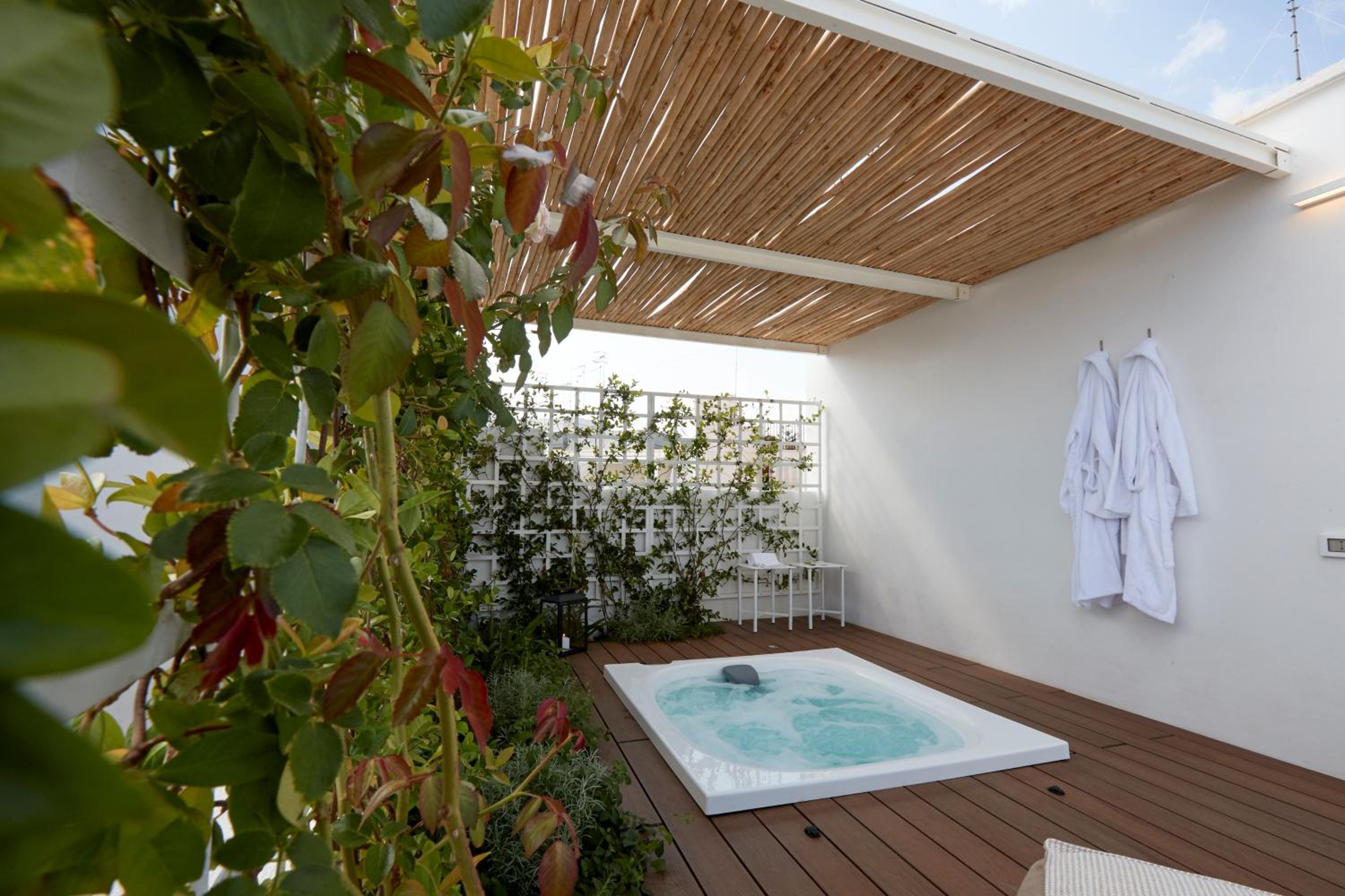 Double Room with Spa Bath - Photo 6