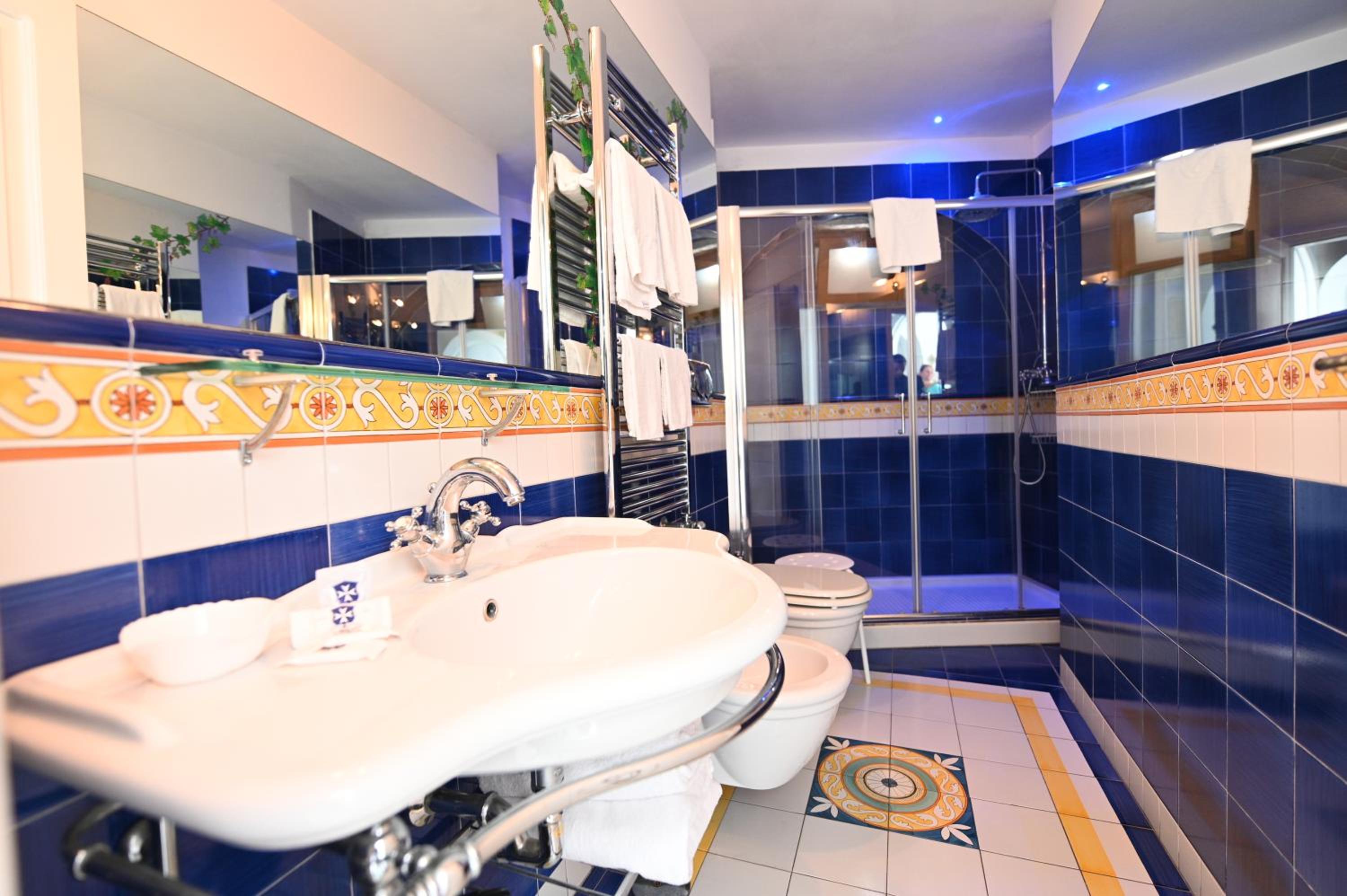 Double Room with Balcony - Photo 3