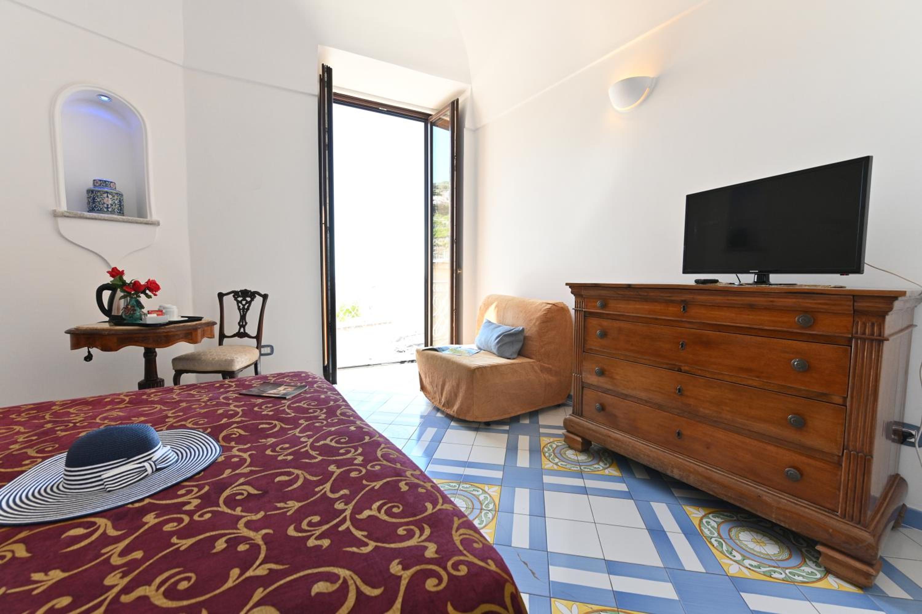 Double Room with Balcony - Photo 11