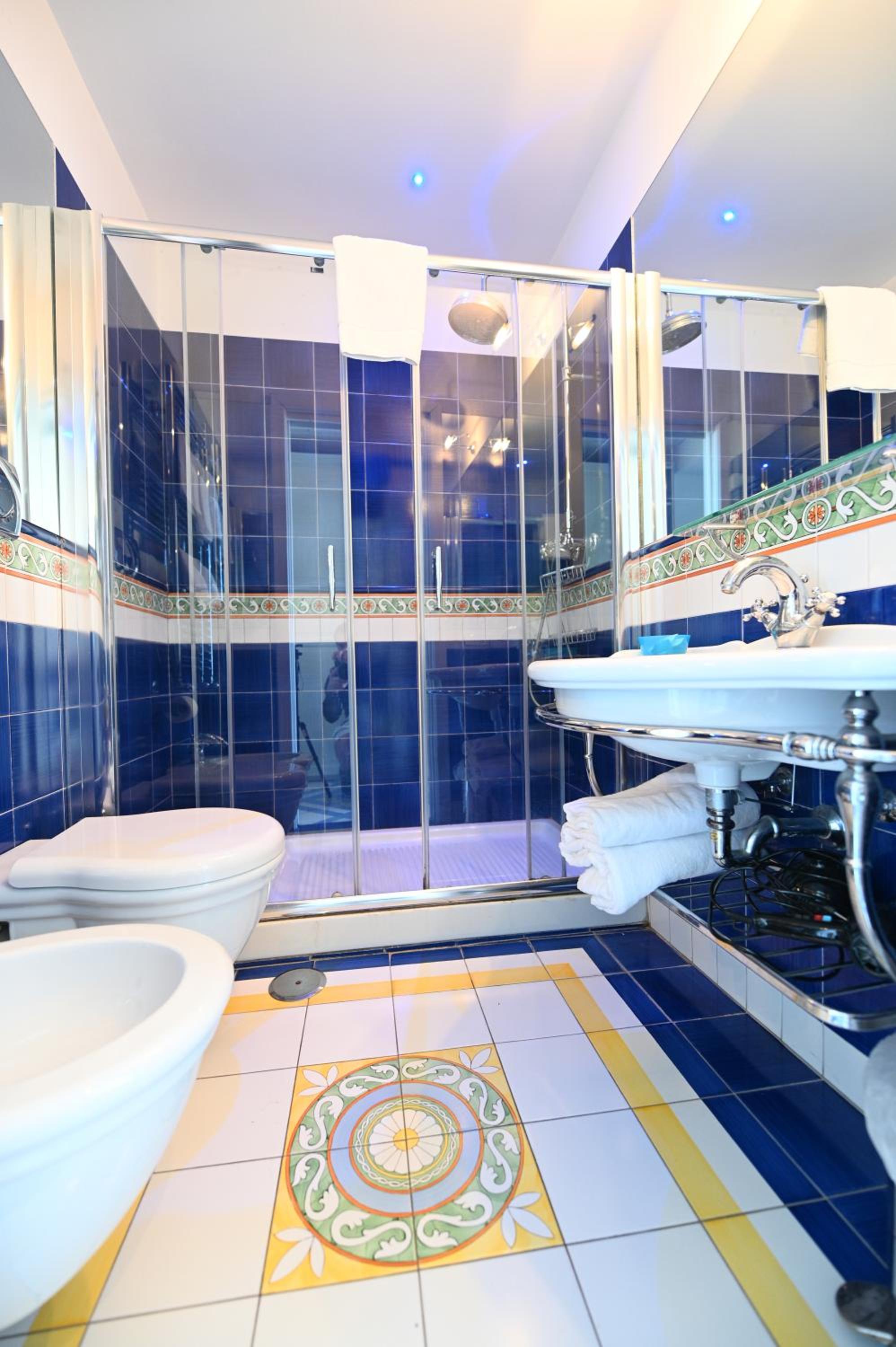 Double Room with Sea View - Photo 11
