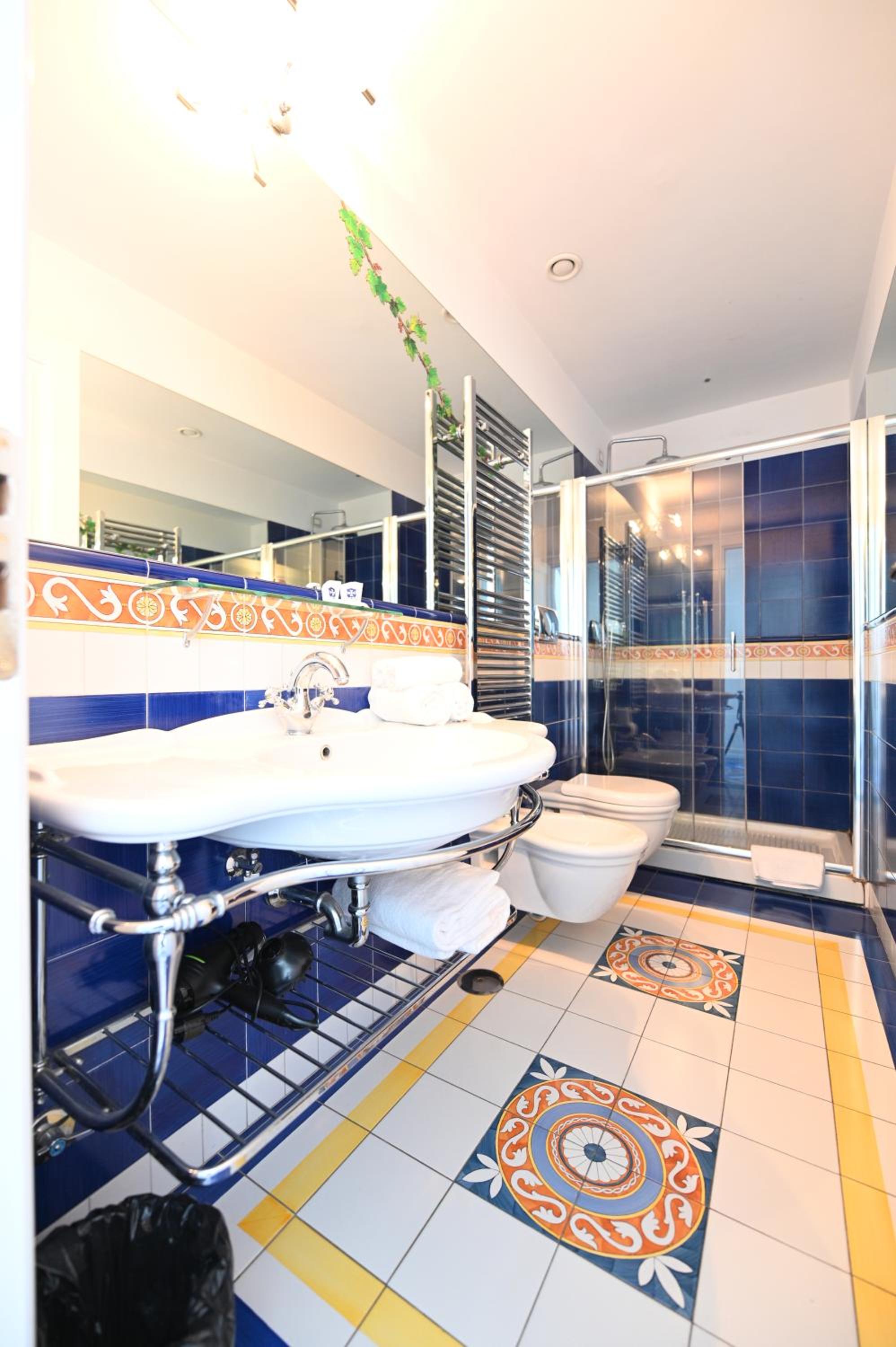 Double Room with Sea View - Photo 12