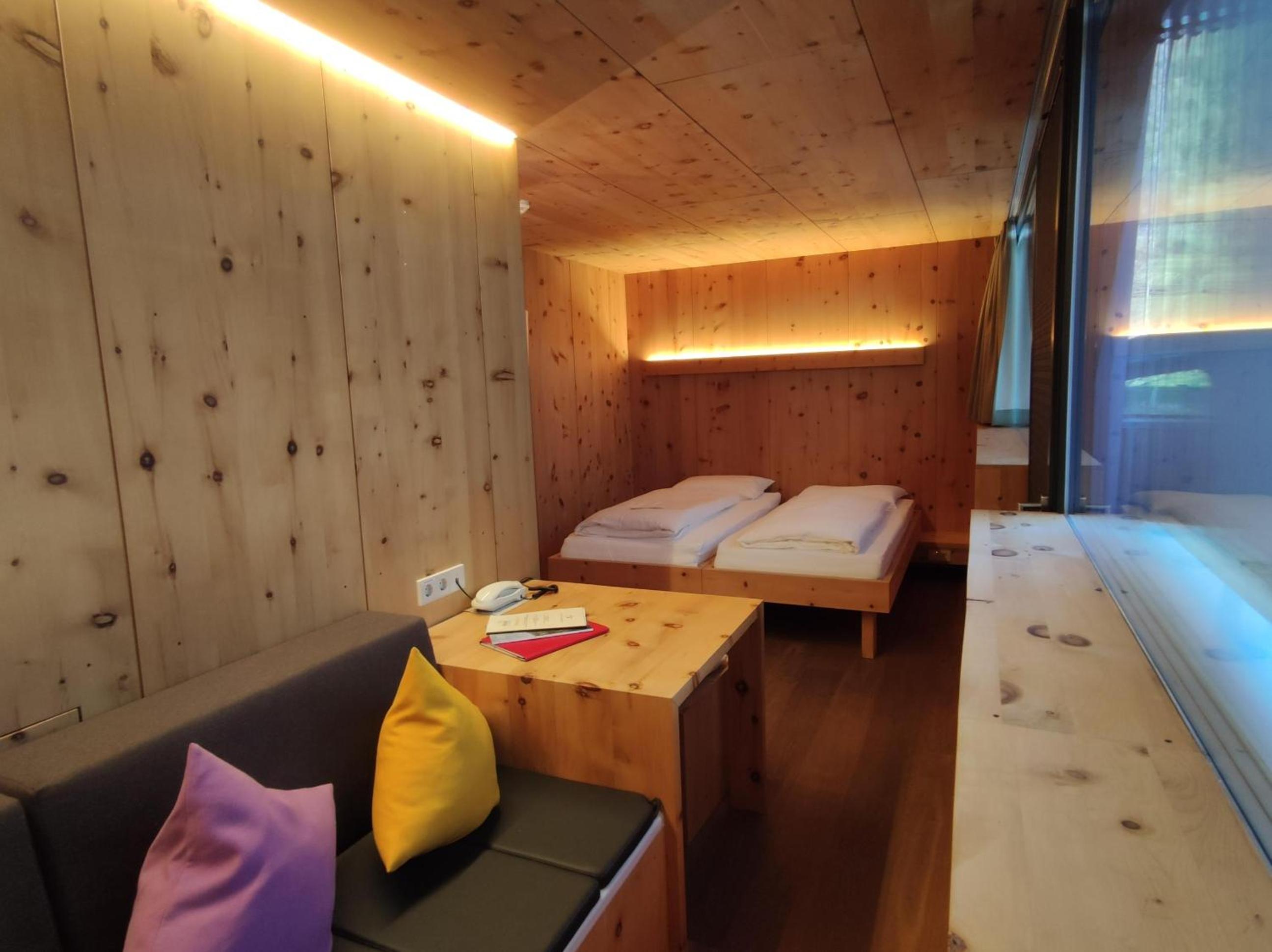Standard Twin Room with Mountain View - Photo 2