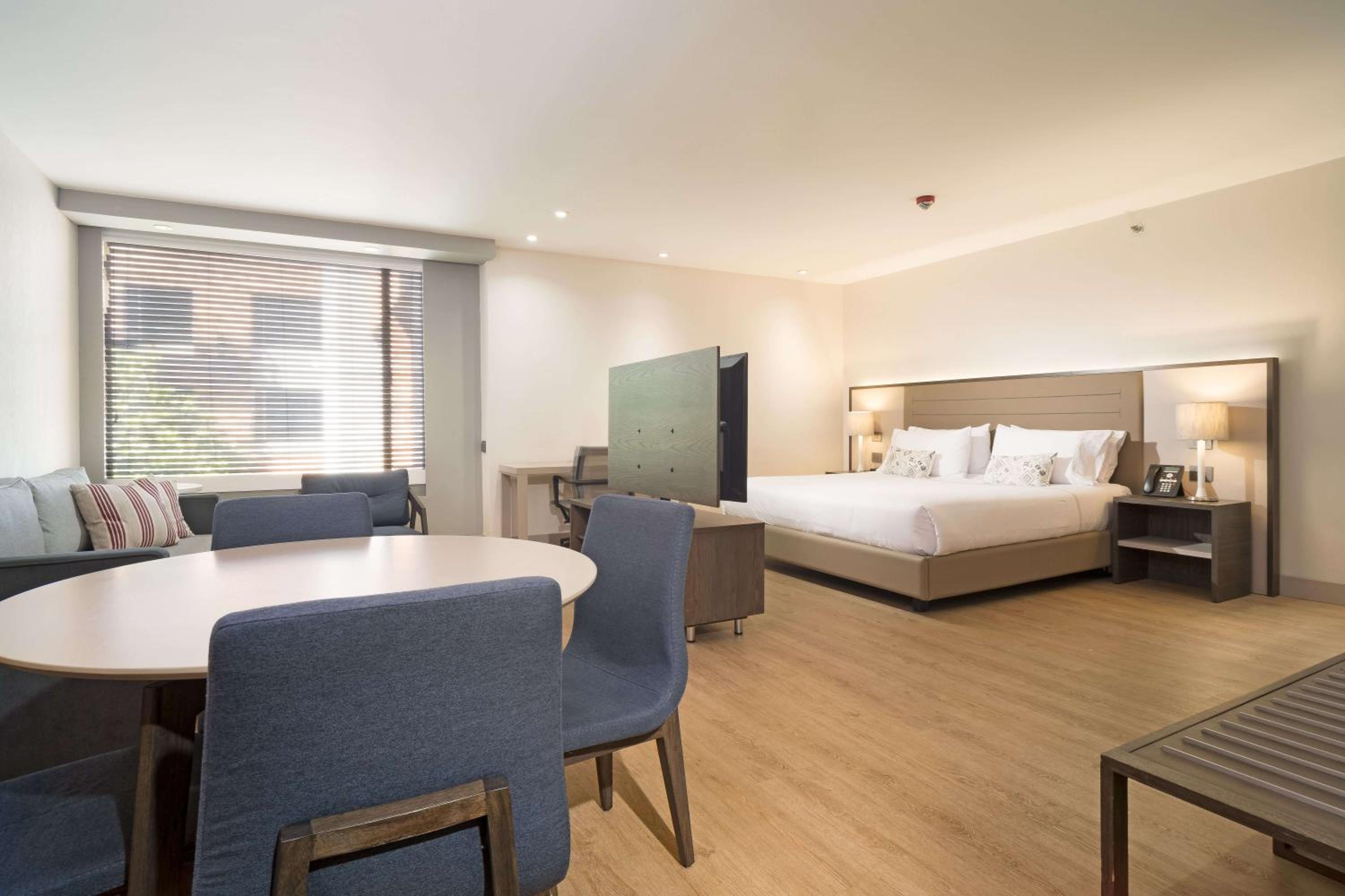 Deluxe King Suite photo 2