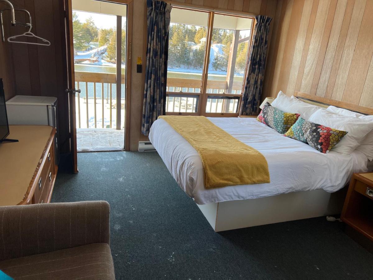 Queen Studio photo 2