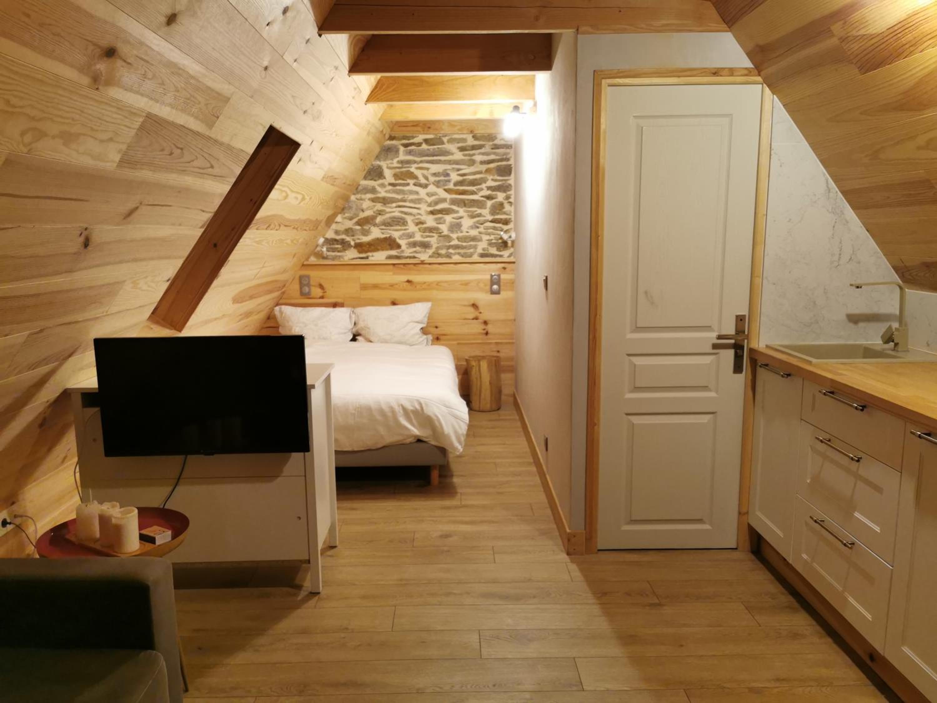 Six-Bedroom House photo 3