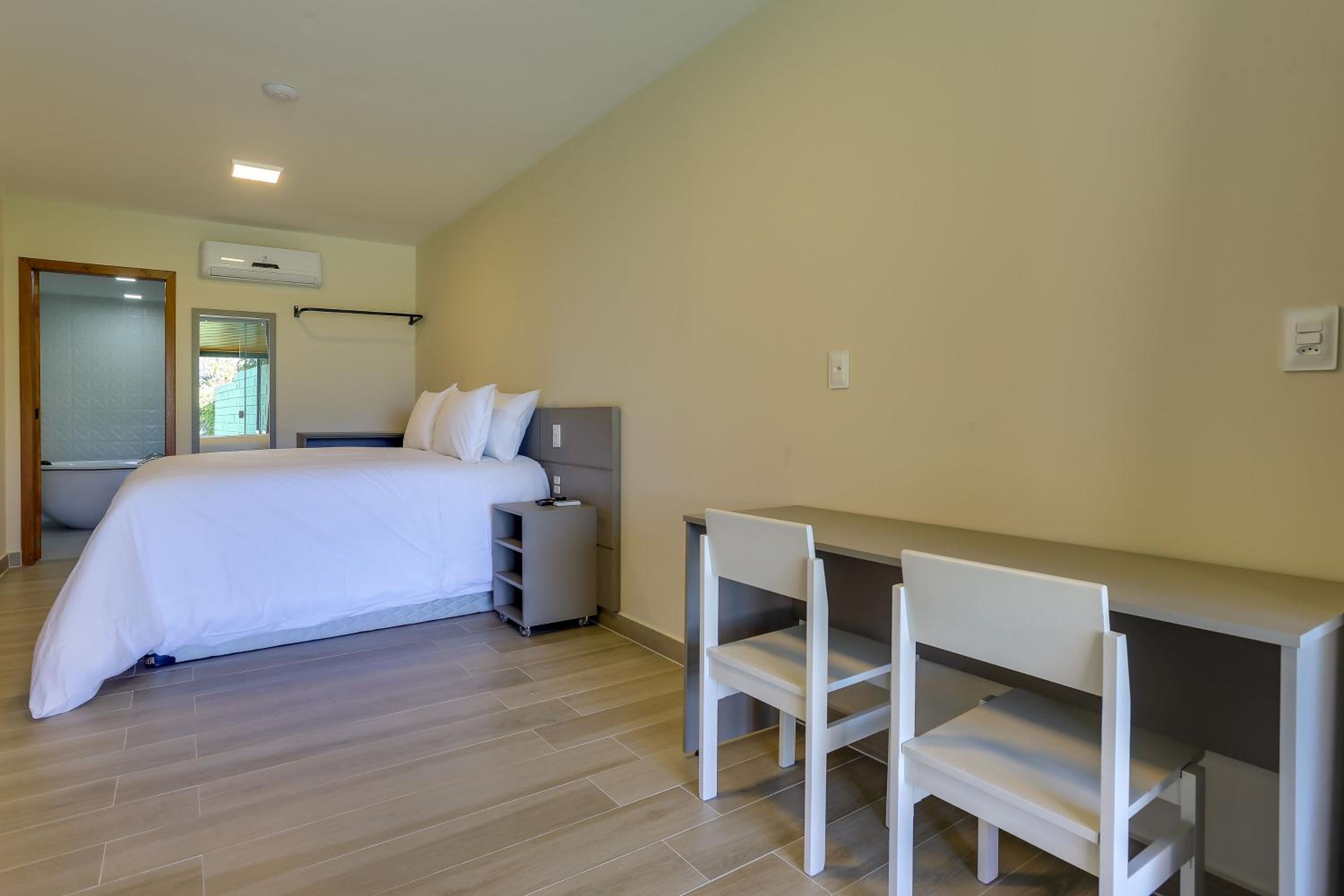 Deluxe Double Room with Bath - ground floor photo 2