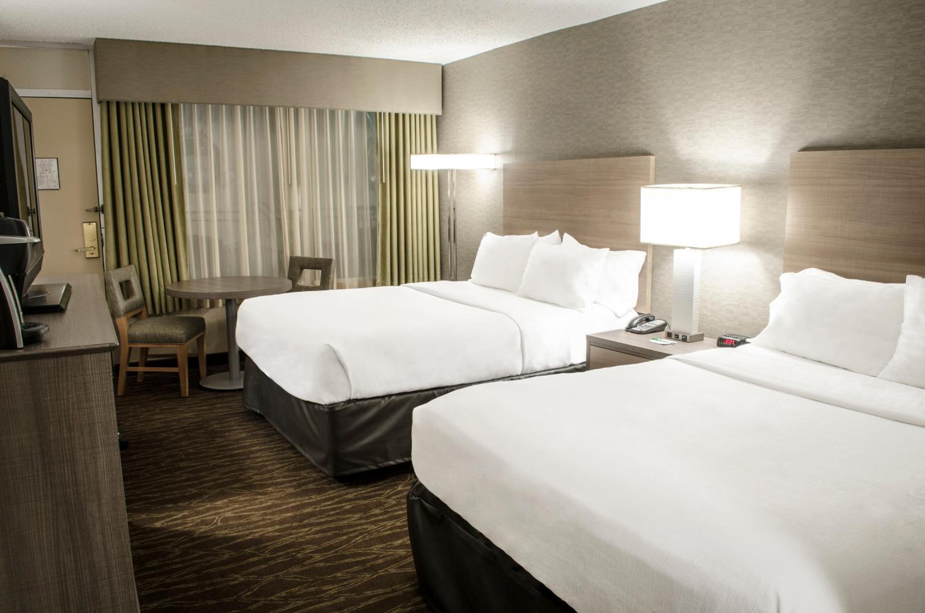 Standard Queen Room with Pool Access - Photo 3