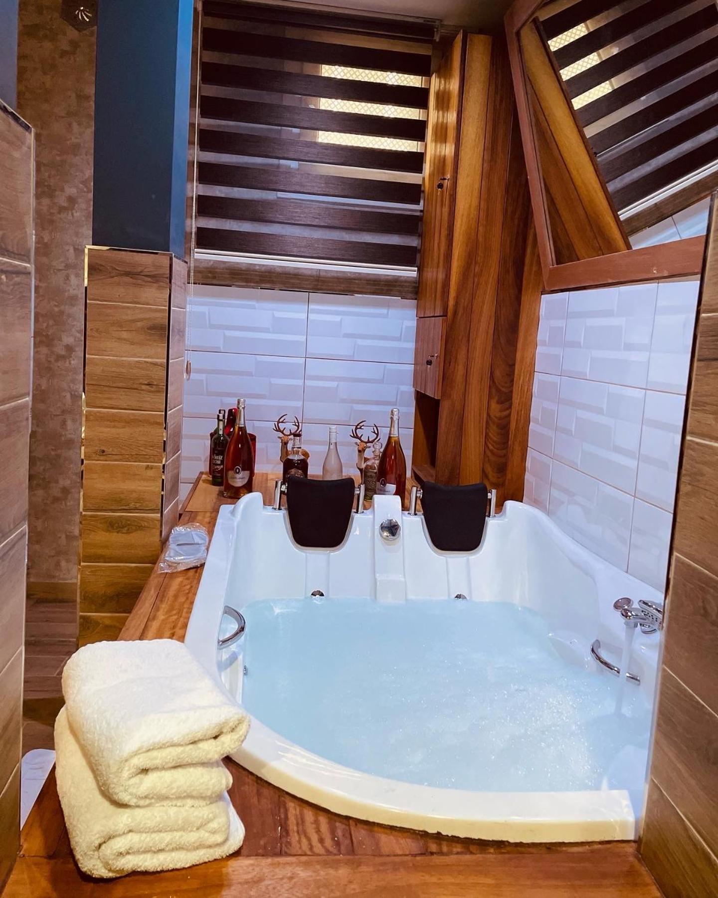 Deluxe Suite with Spa Bath photo 3