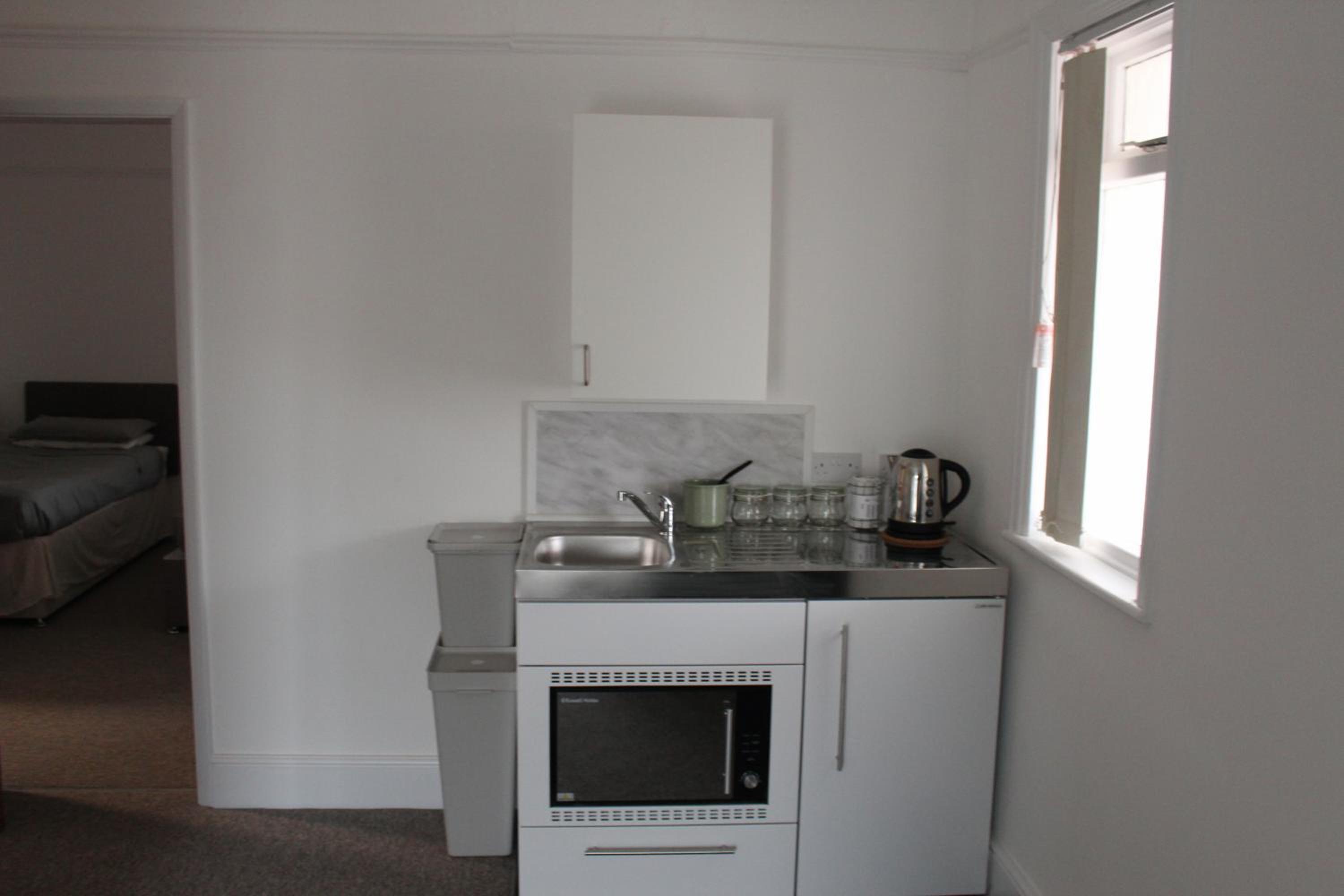 Deluxe Suite with Sea View - Photo 8