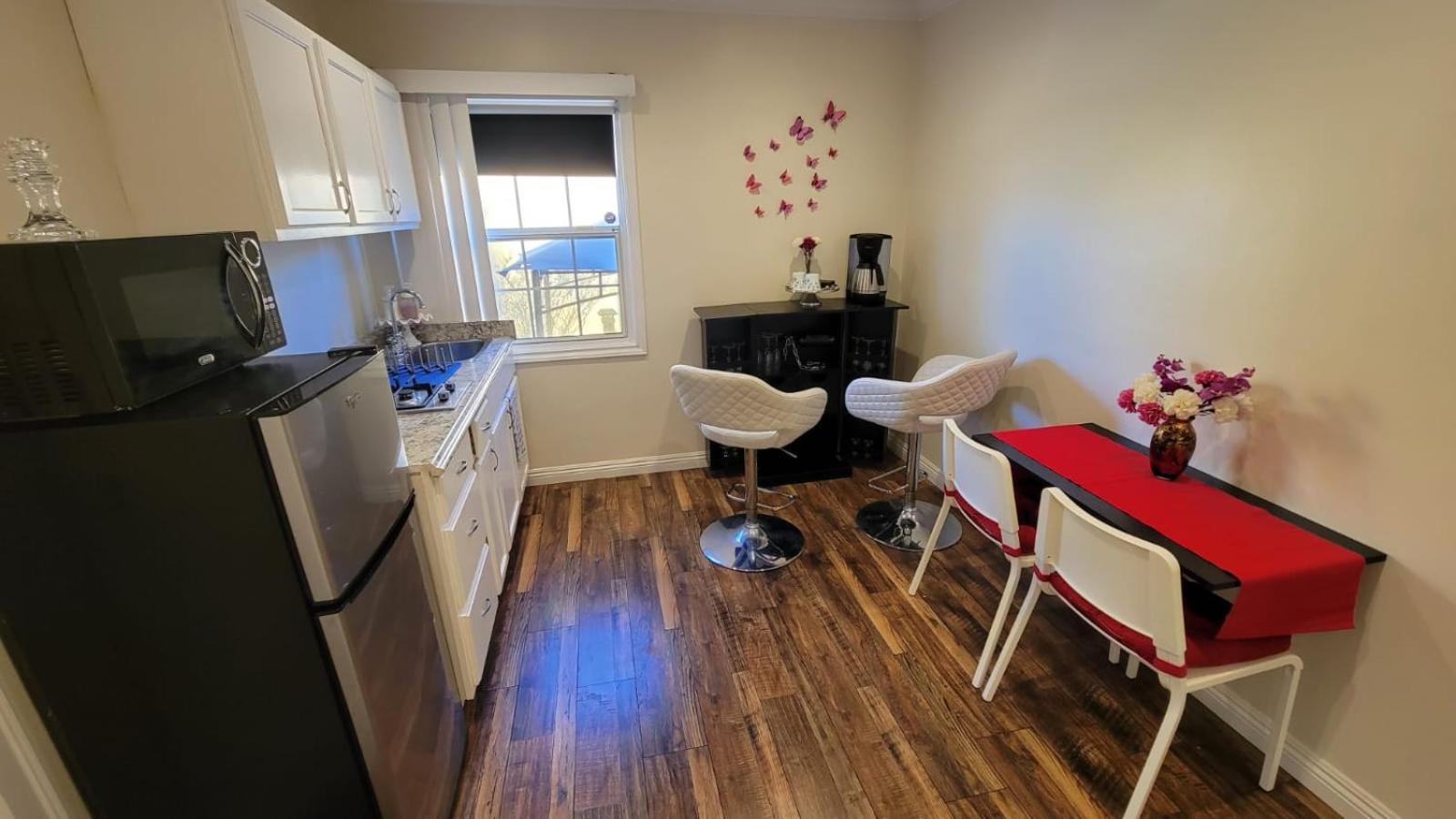 One-Bedroom Apartment - Photo 11