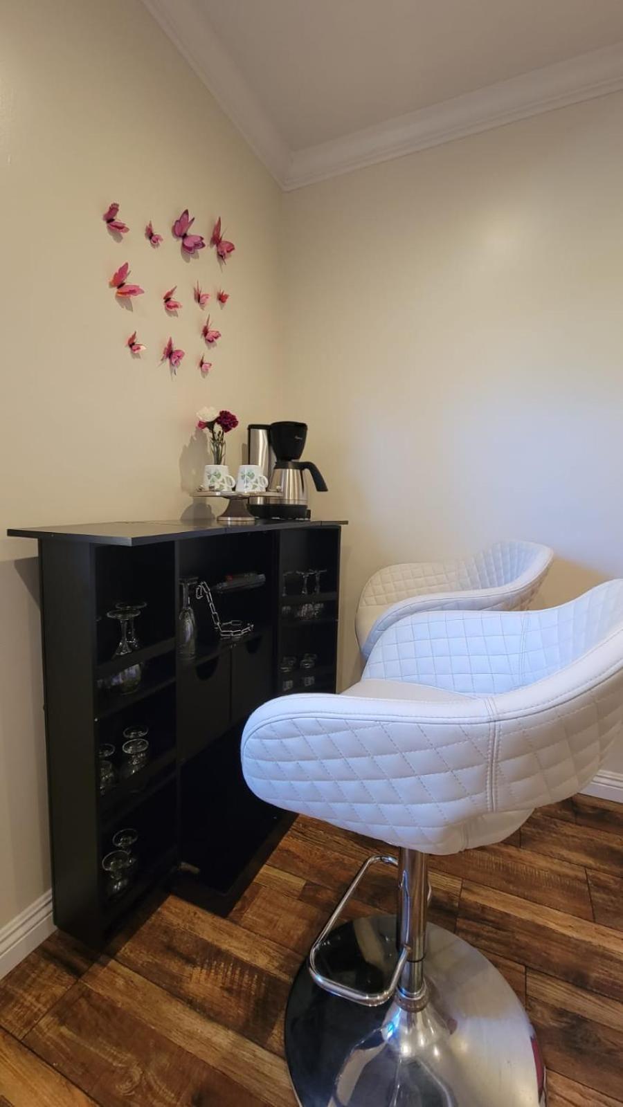 One-Bedroom Apartment - Photo 2
