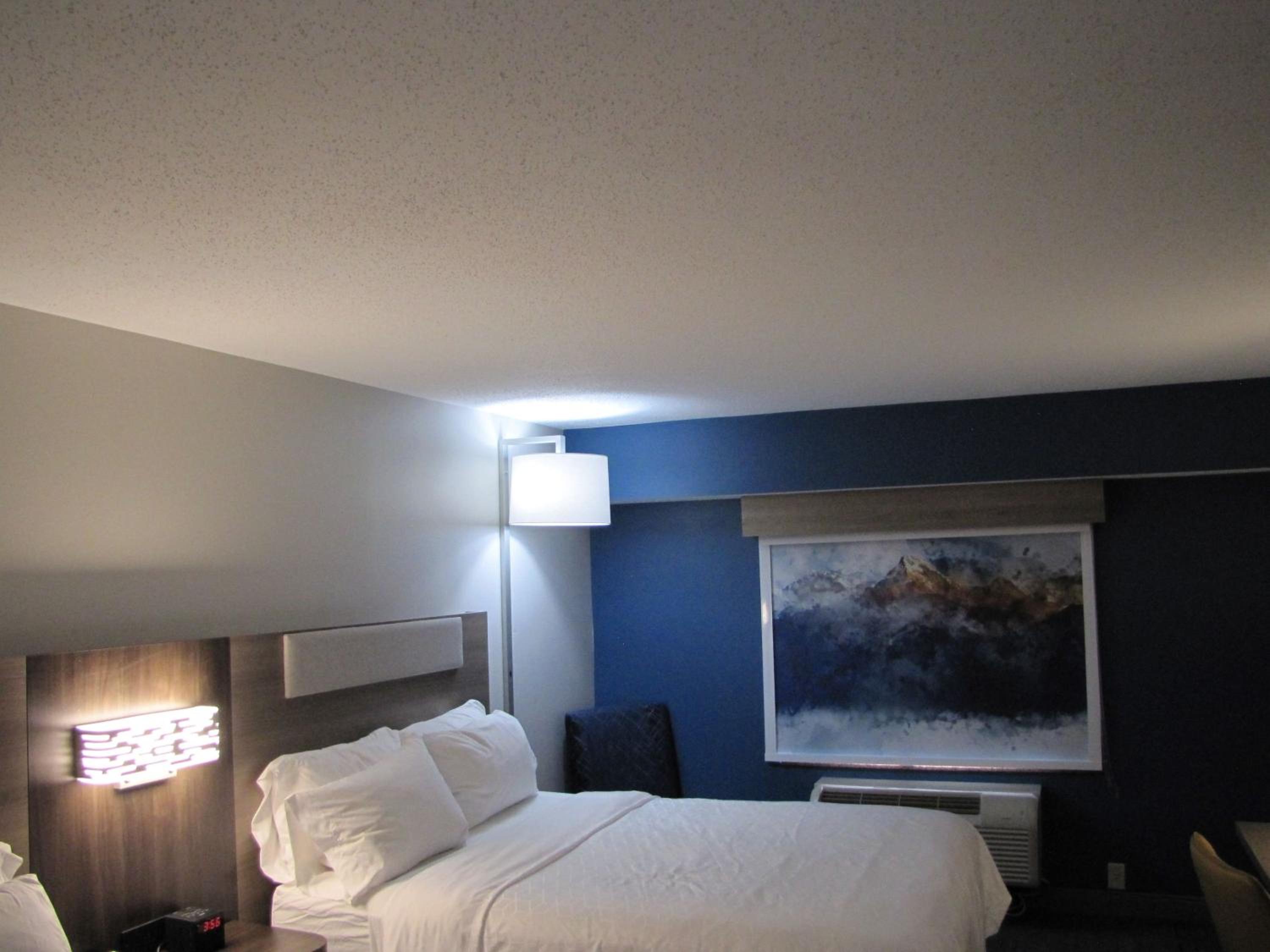 Standard Queen Room with Two Queen Beds - Photo 9