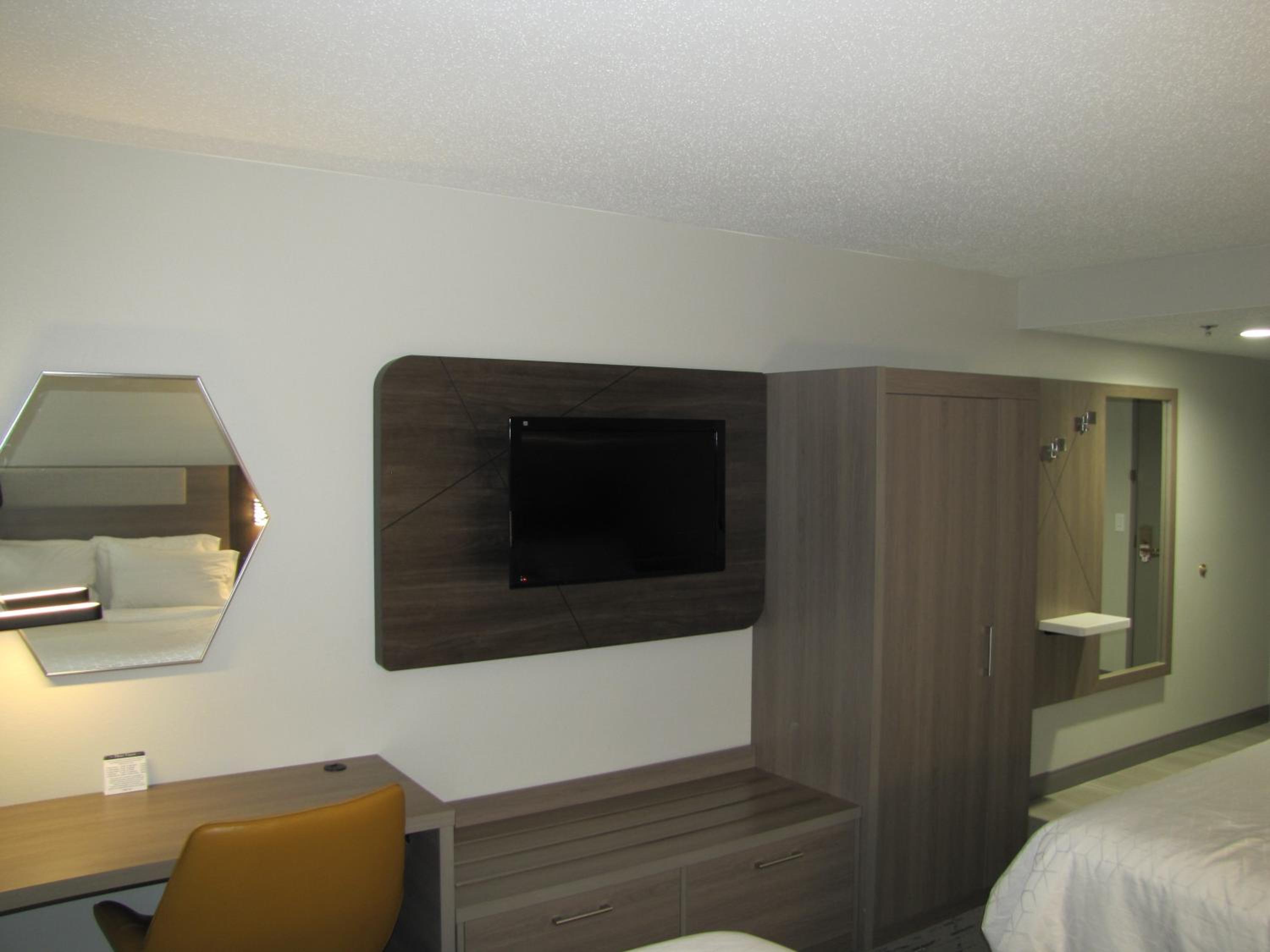 Standard Queen Room with Two Queen Beds - Photo 13