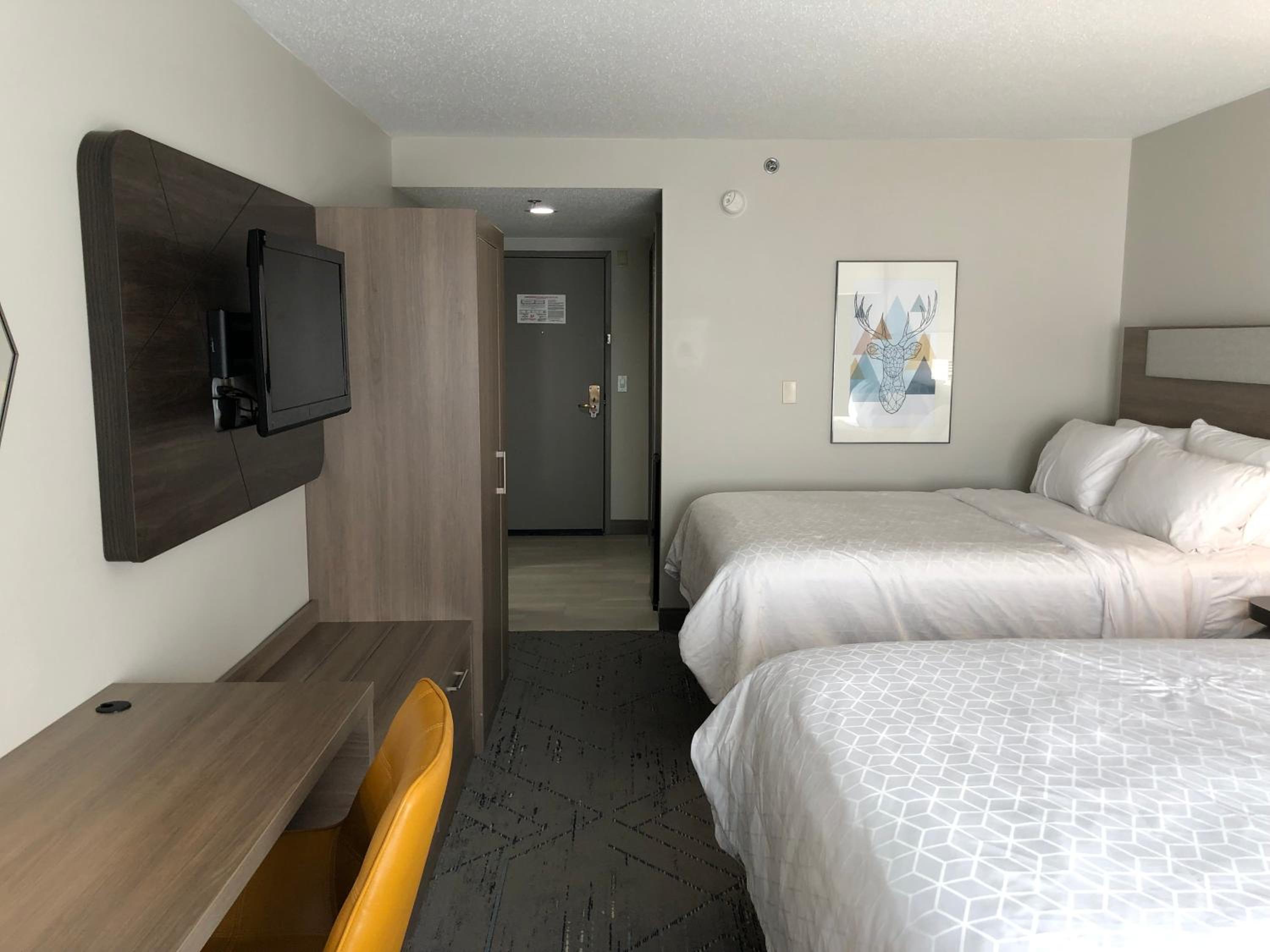 Standard Queen Room with Two Queen Beds - Photo 10