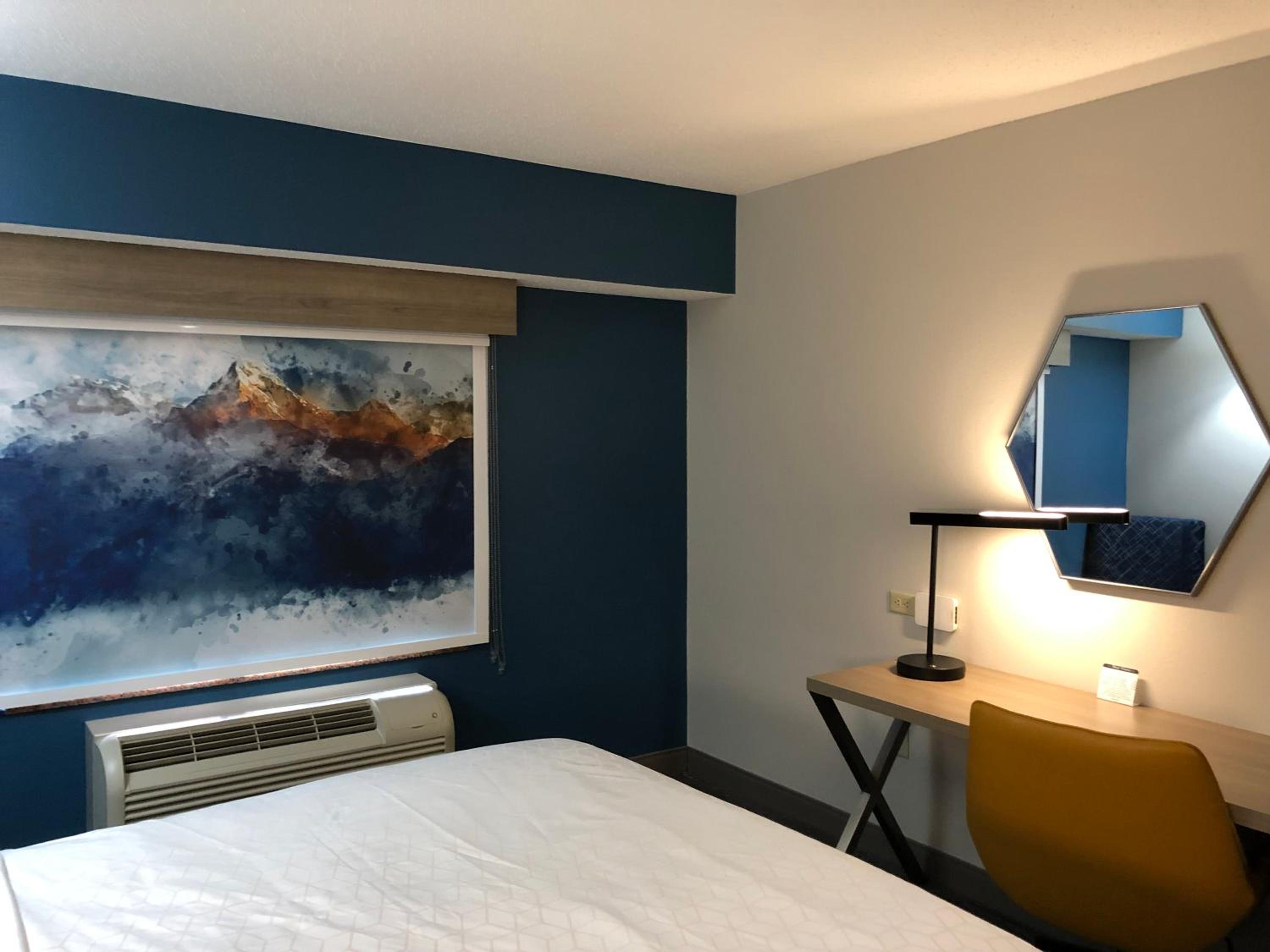 Standard Queen Room with Two Queen Beds - Photo 12
