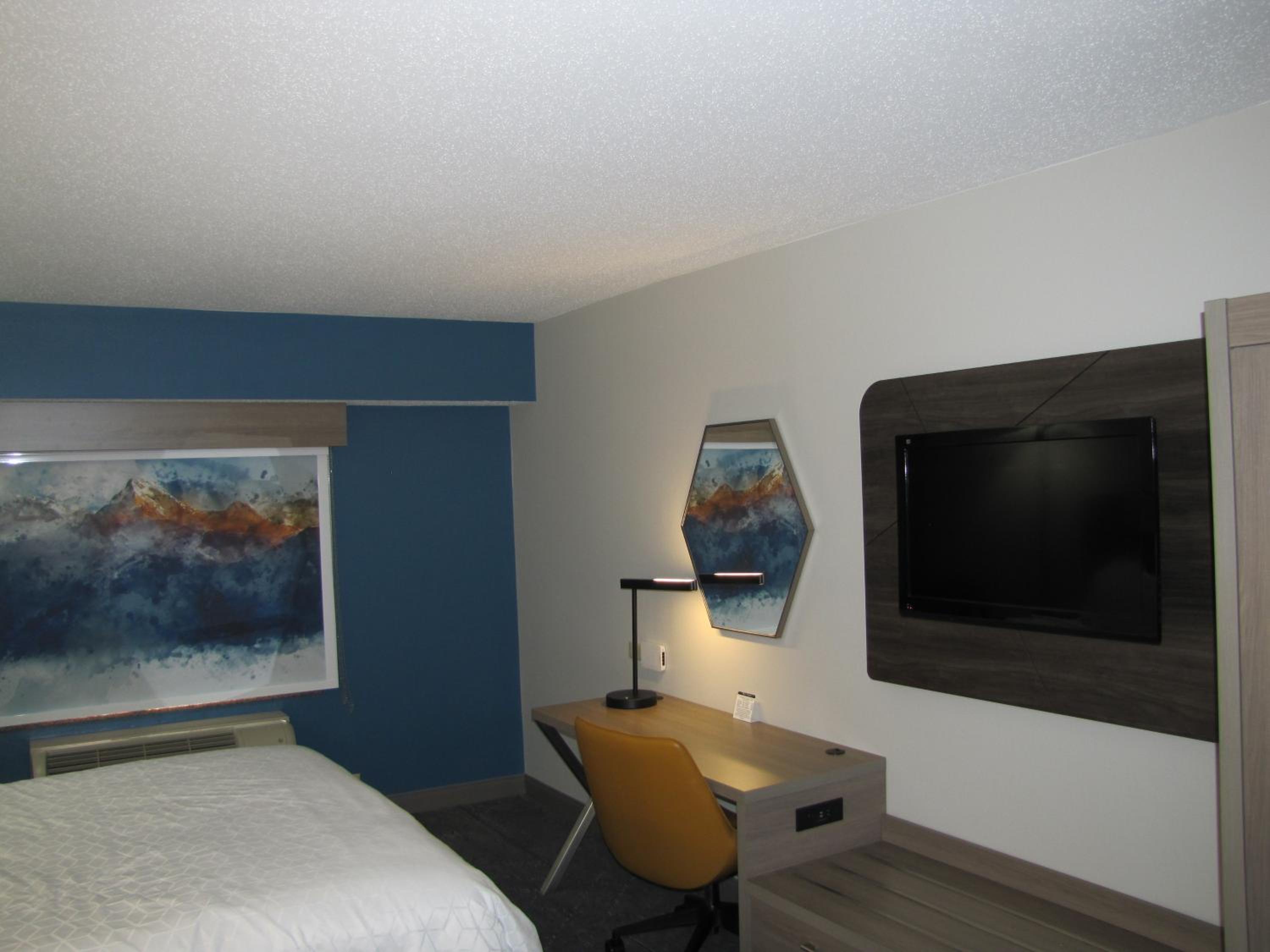 Standard Queen Room with Two Queen Beds - Photo 7