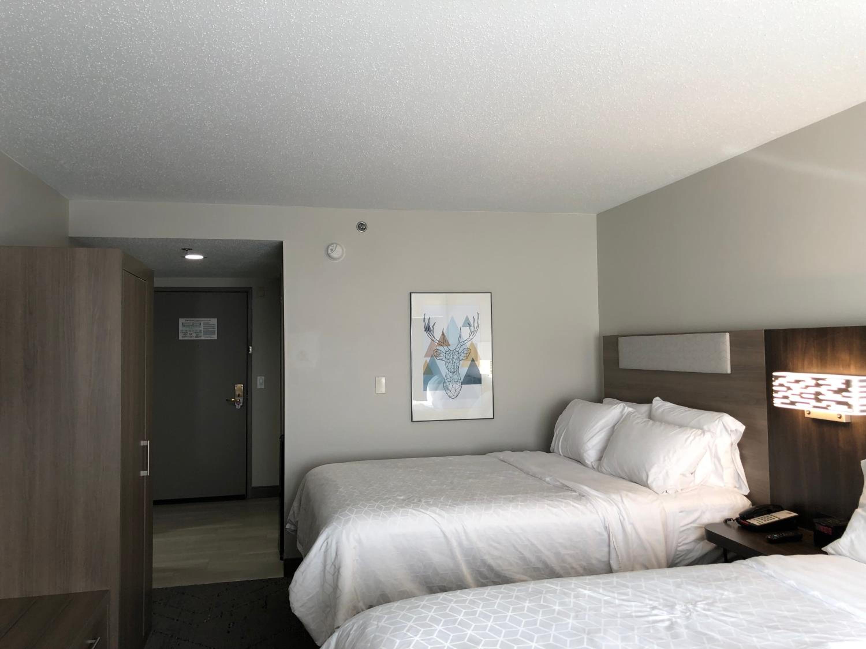 Standard Queen Room with Two Queen Beds - Photo 2