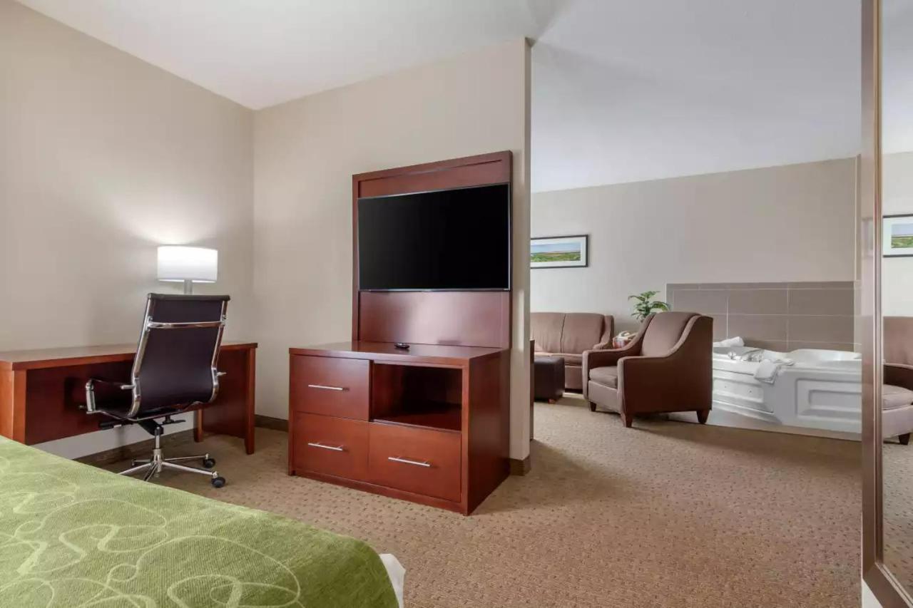 King Suite with Interior Hall - Non-Smoking - Photo 2