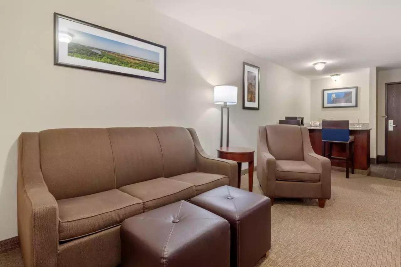 Superior King Suite - Non-Smoking/Interior Hall - Photo 1