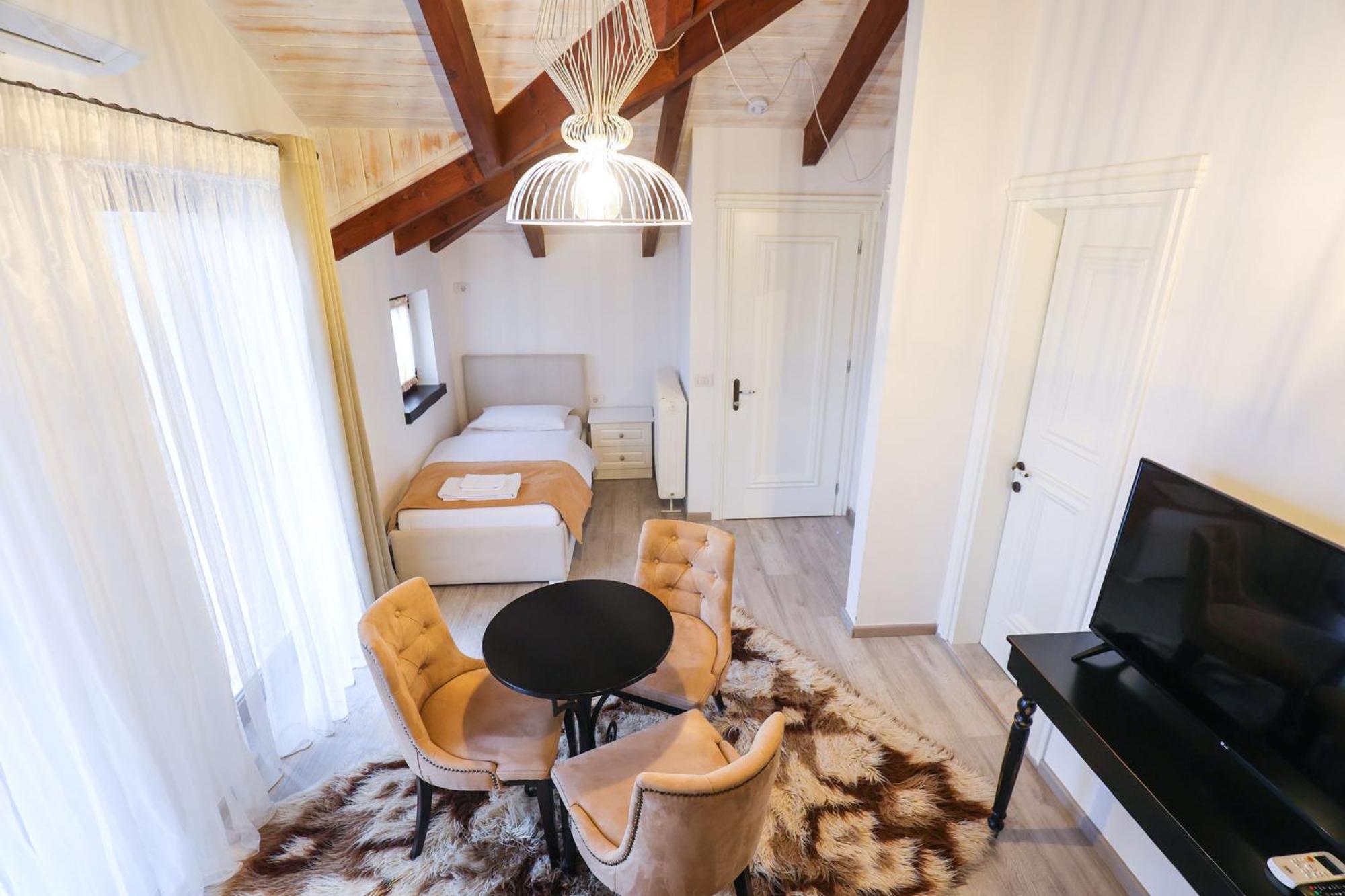 Double Room with Balcony (3 Adults) photo 2