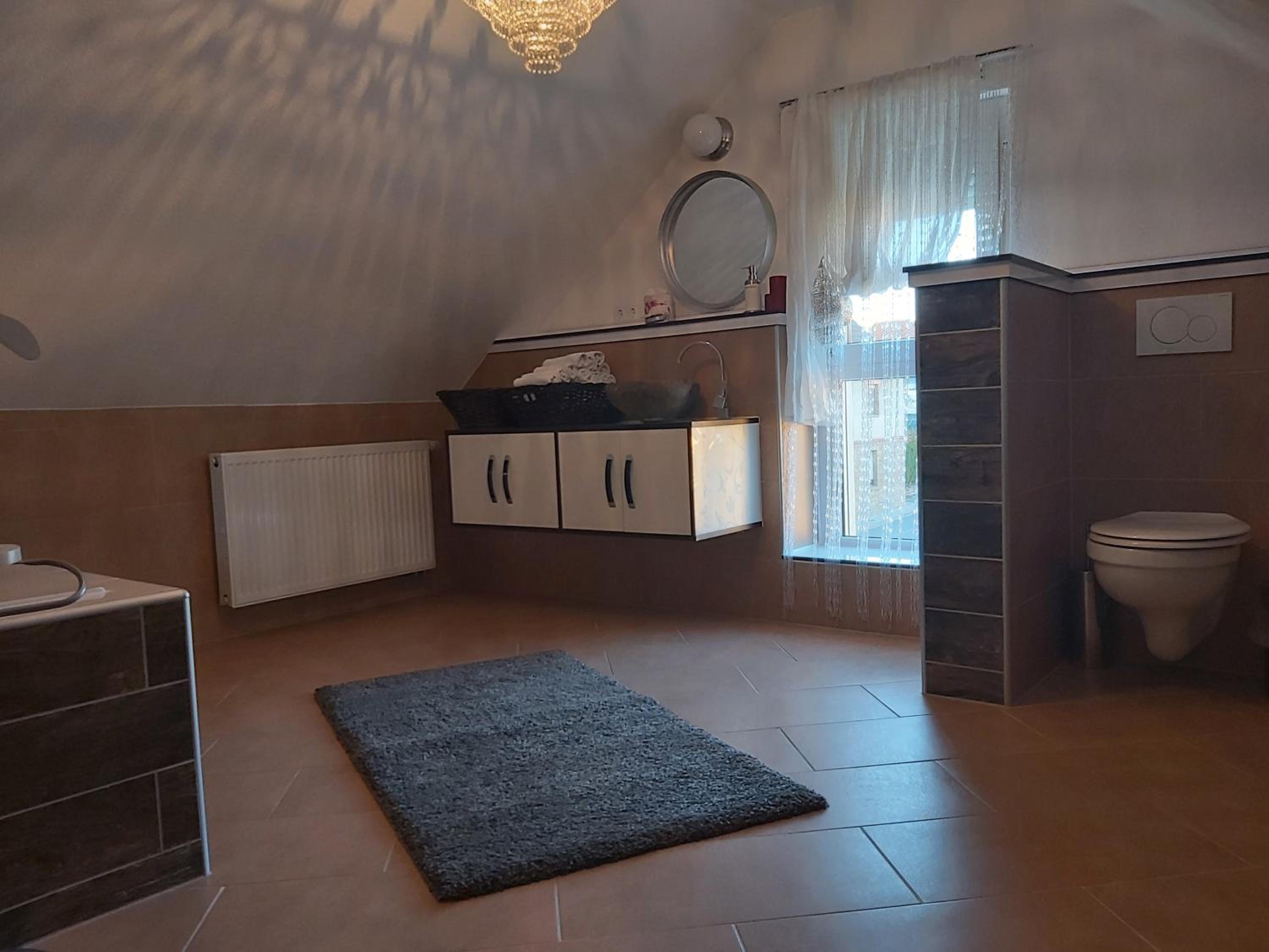 One-Bedroom Apartment - Photo 2