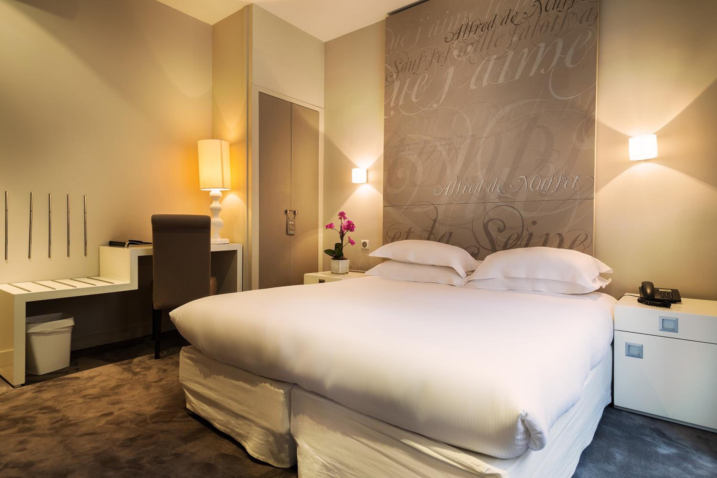 Executive Double Room with Eiffel Tower View photo 2
