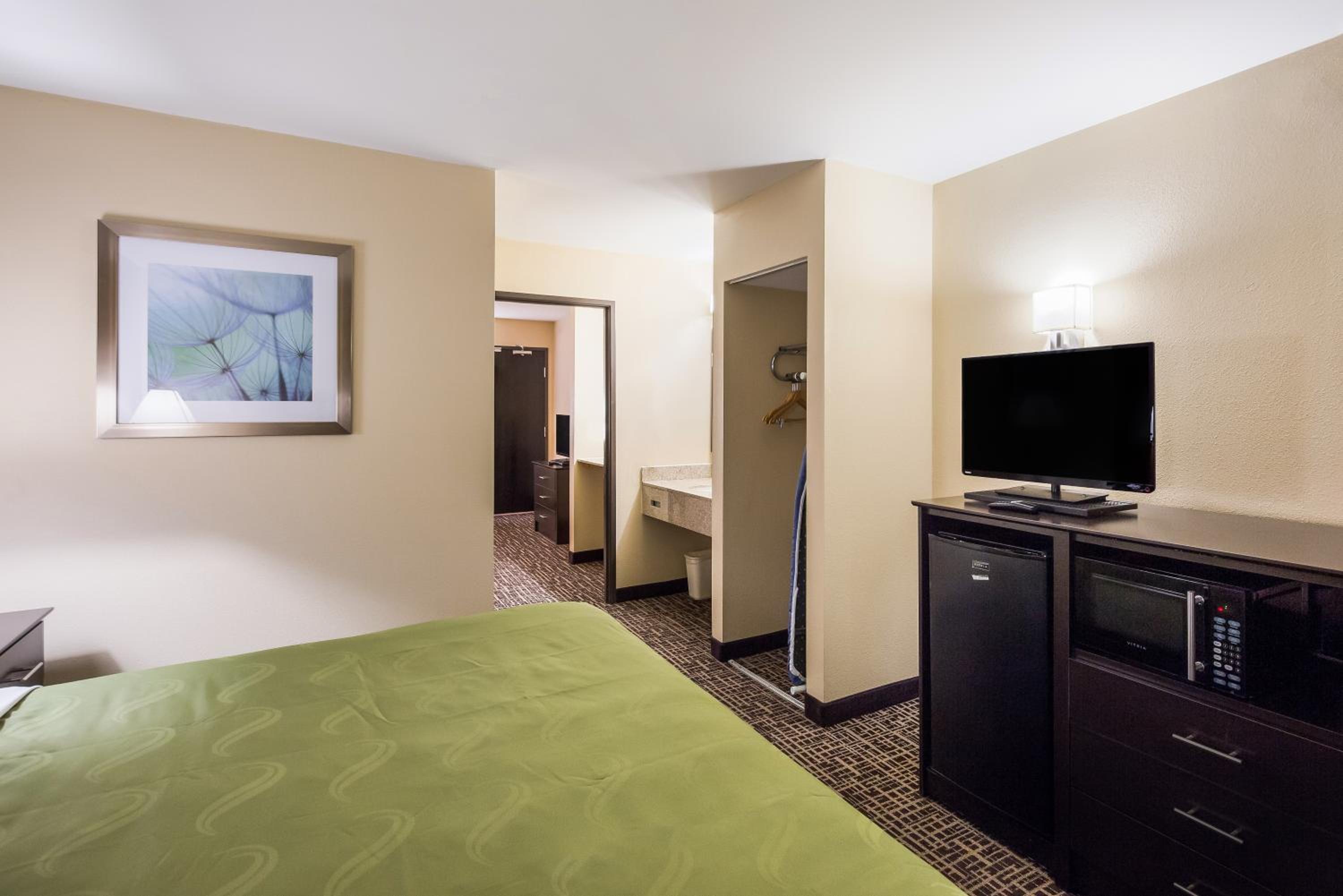 King Suite - Non-Smoking - Photo 4
