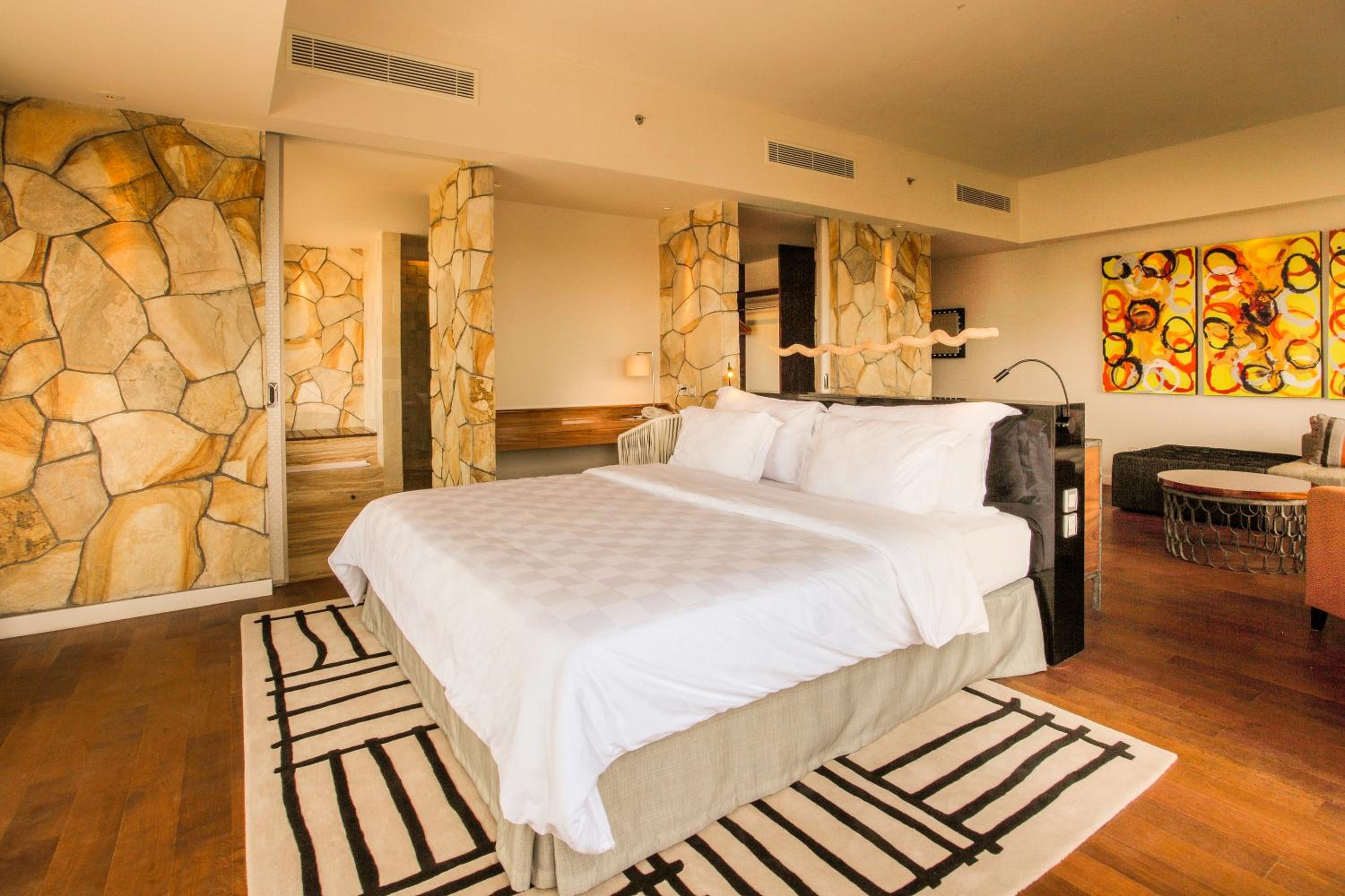 TStone Jacuzzi Suite