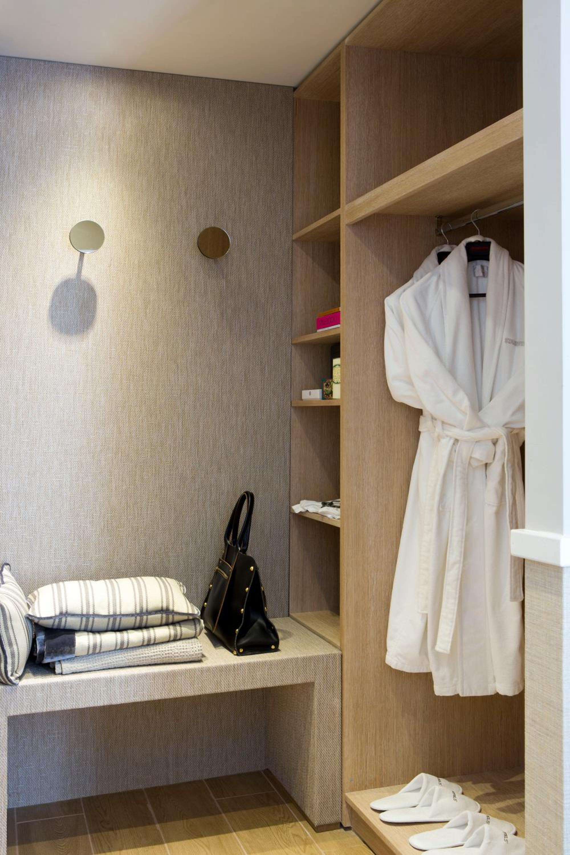Deluxe Room - Photo 16