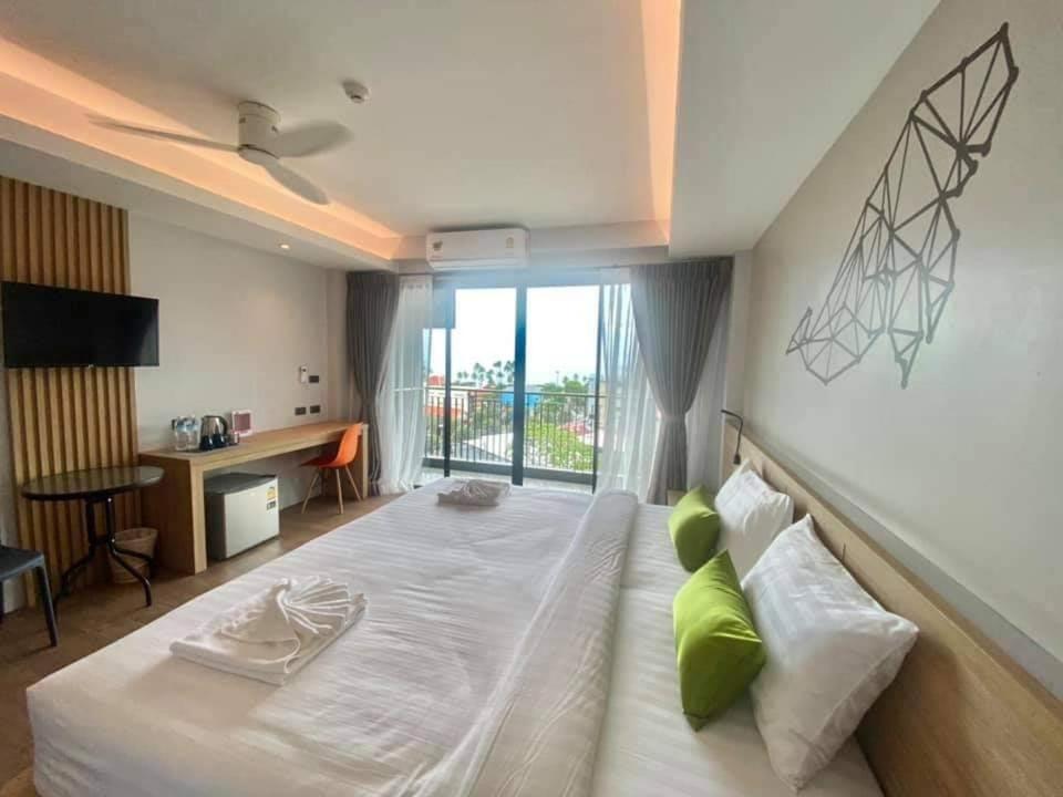 Deluxe King Room - Photo 5