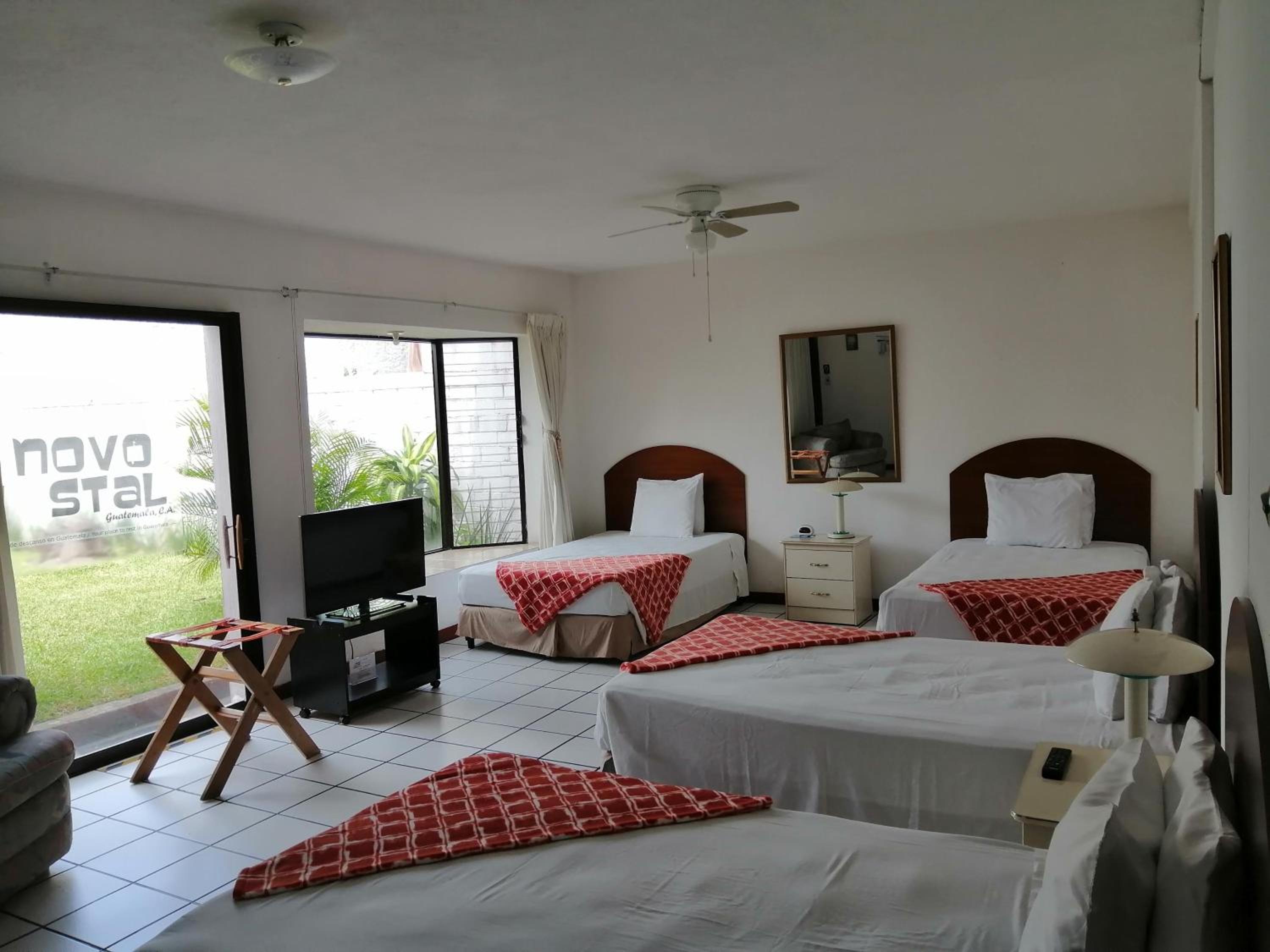 Quadruple Room with Private Bathroom photo 2