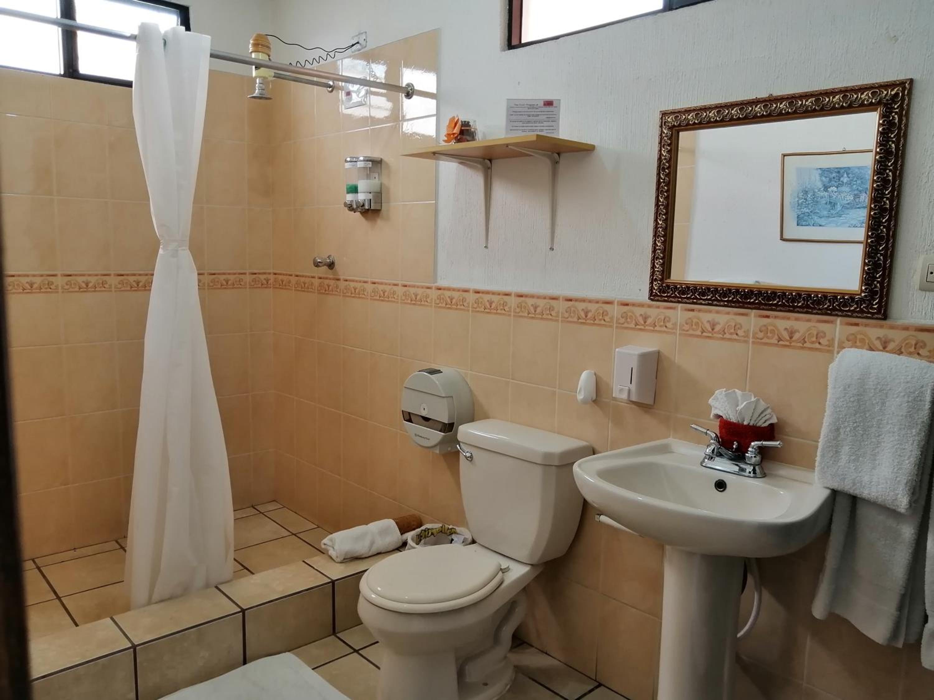 Quadruple Room with Private Bathroom photo 3