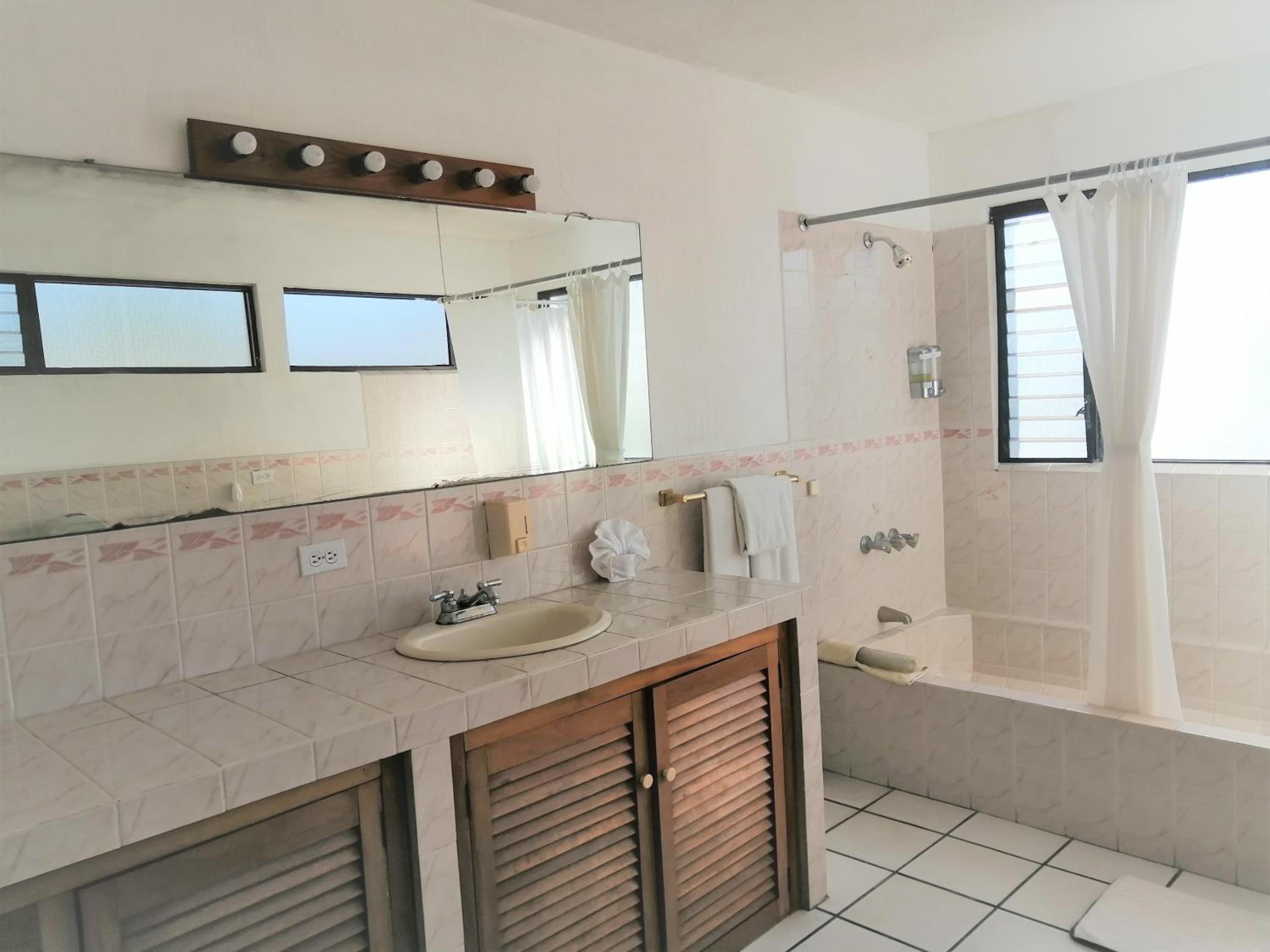 Family Room with Private Bathroom photo 3