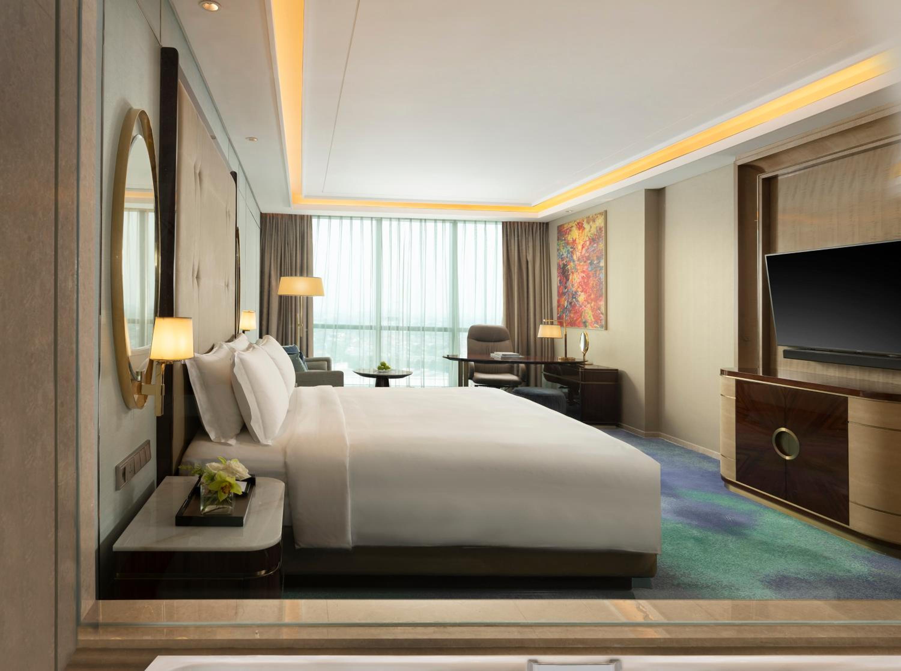 Classic King Room - High Floor thumbnail 6