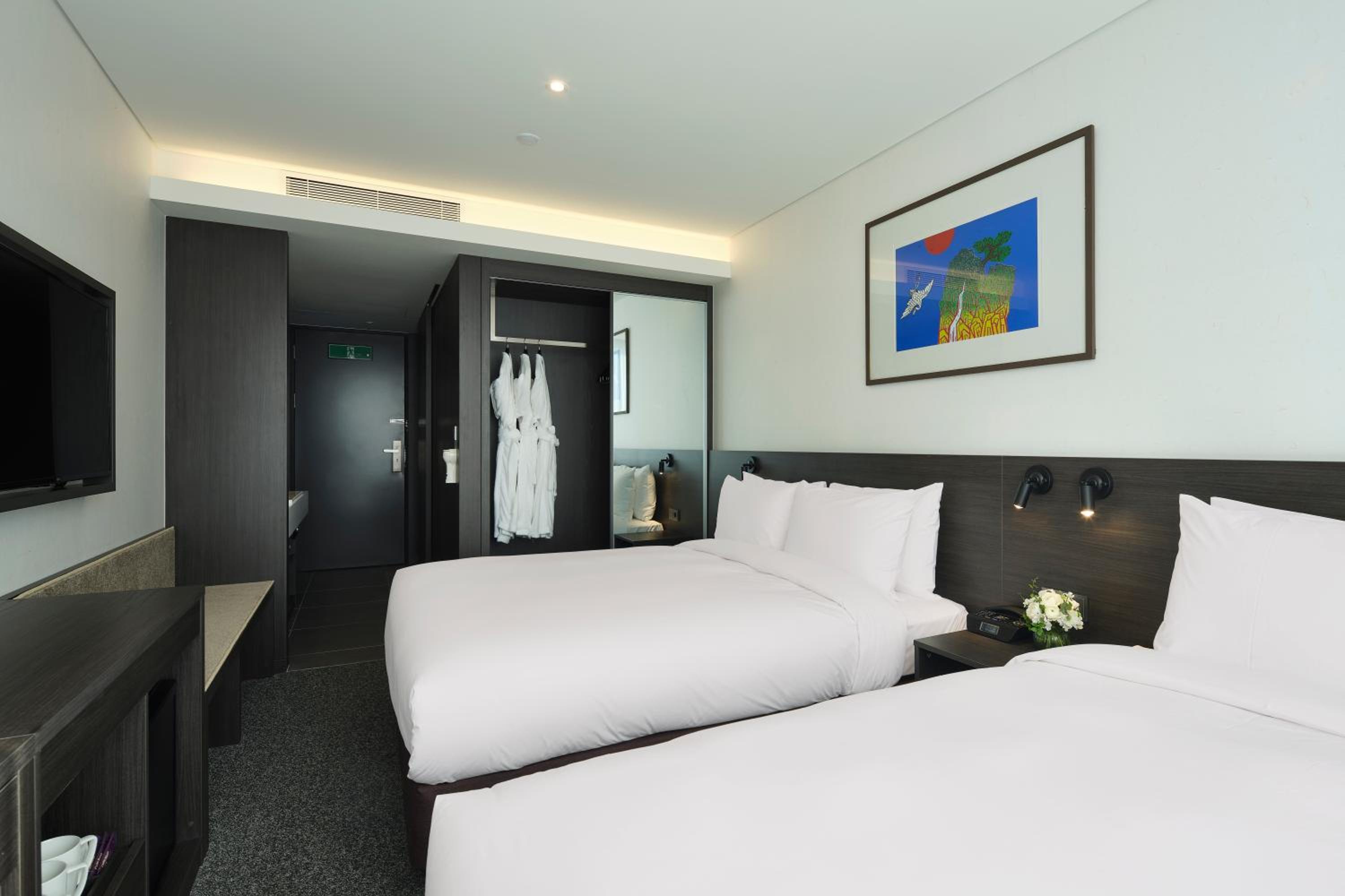 Family Twin Room - Photo 4