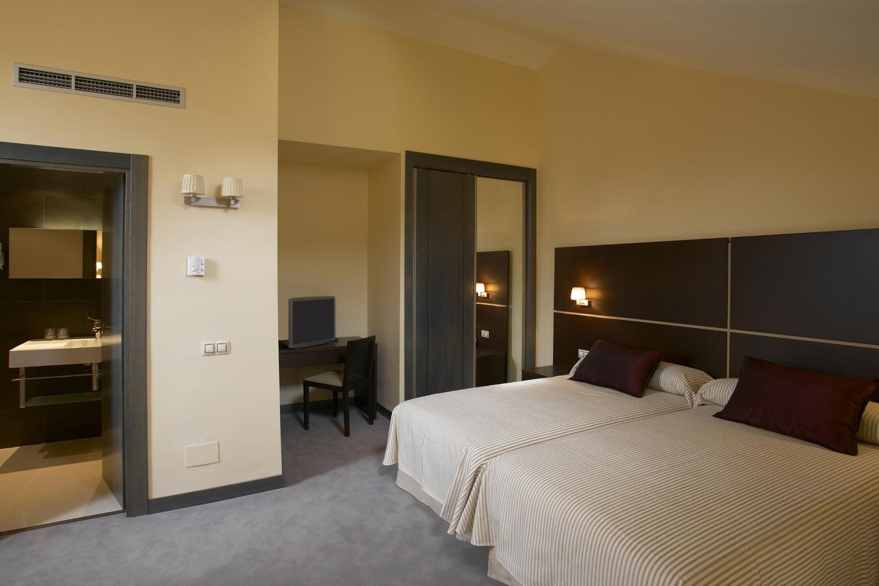 Duplex Twin Room with Living Room  - Photo 5