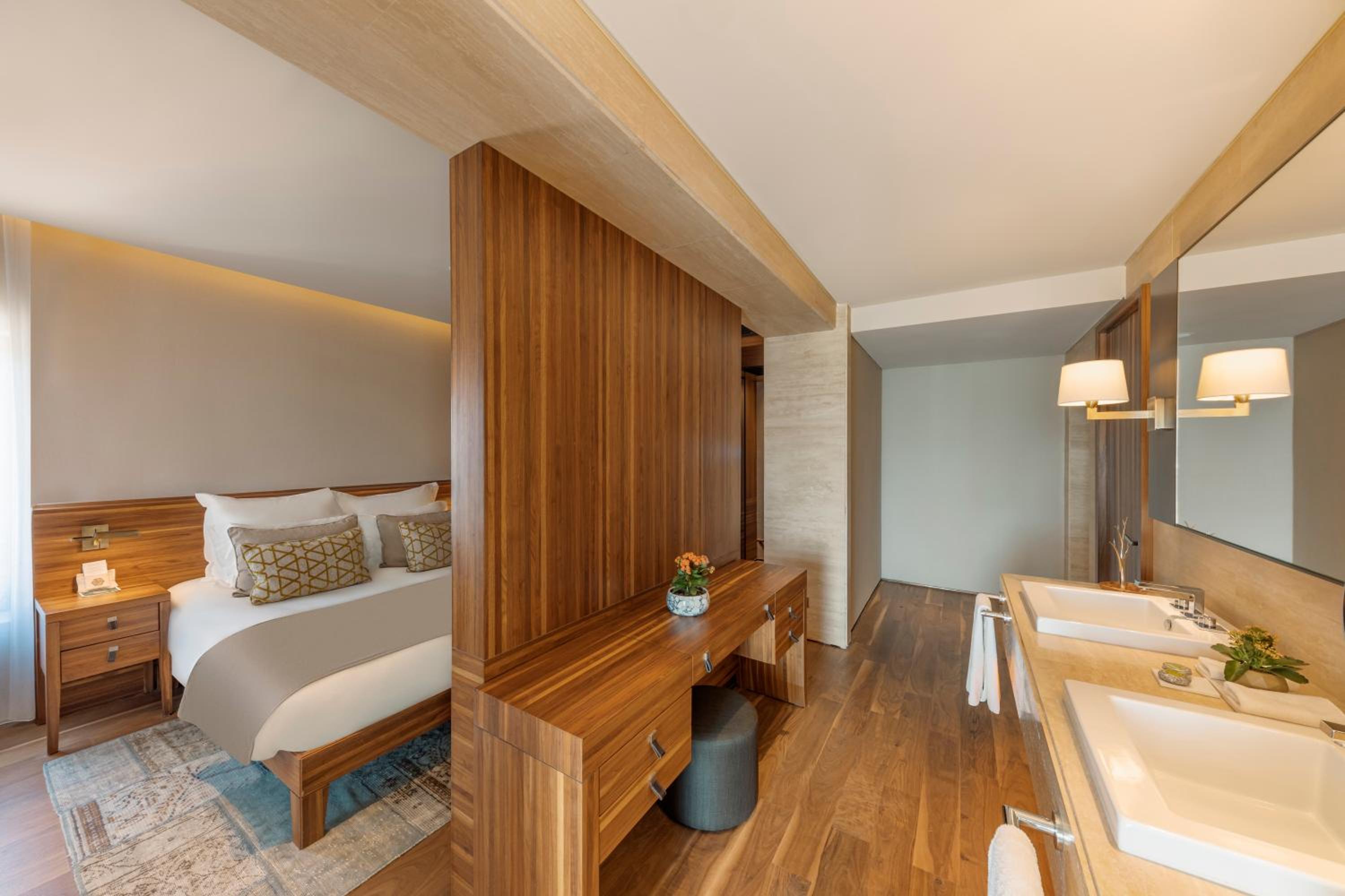 Premier Suite with Sea View - Photo 11