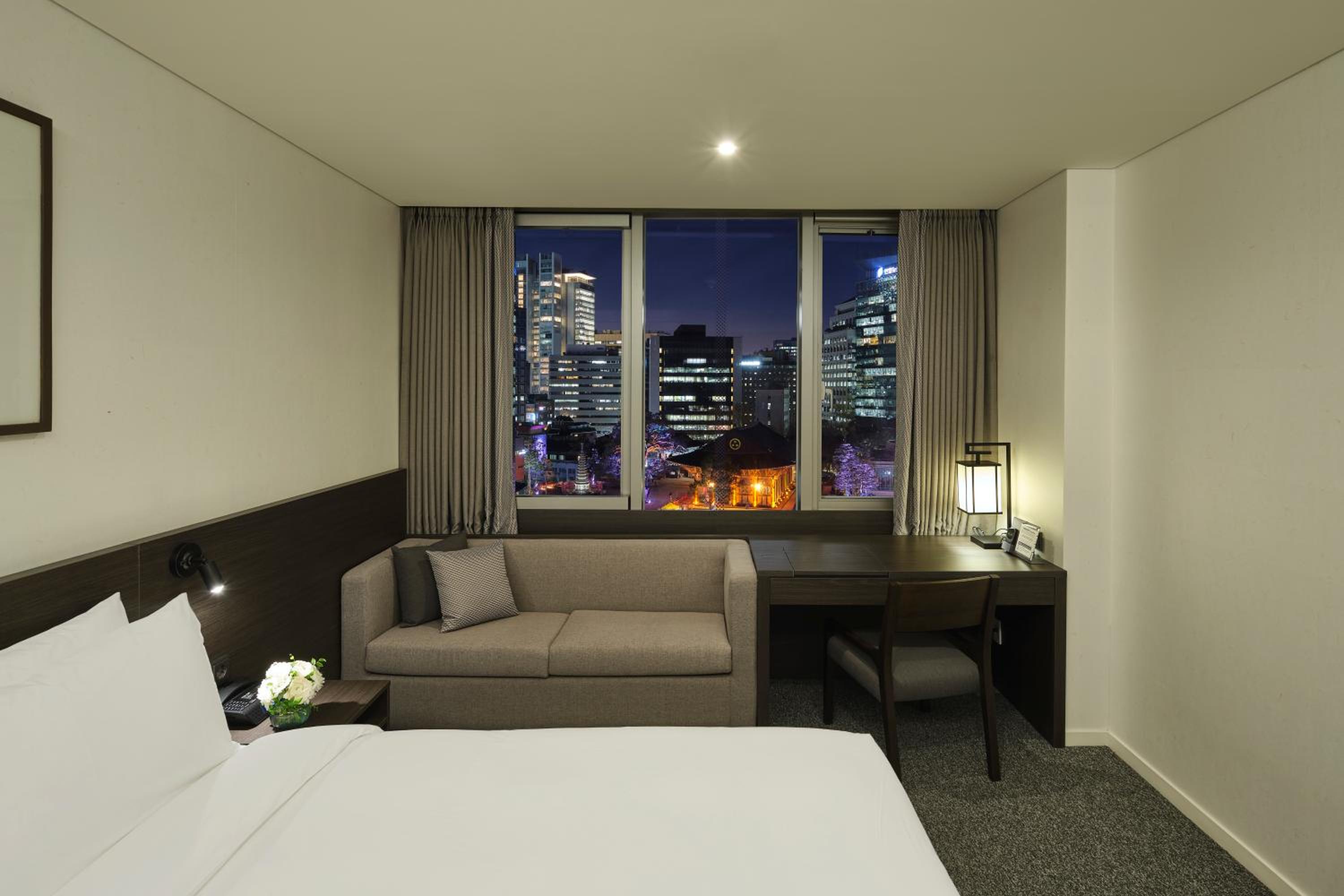 Deluxe Twin Room with Jogyesa View - High Floor, Bath - Photo 1