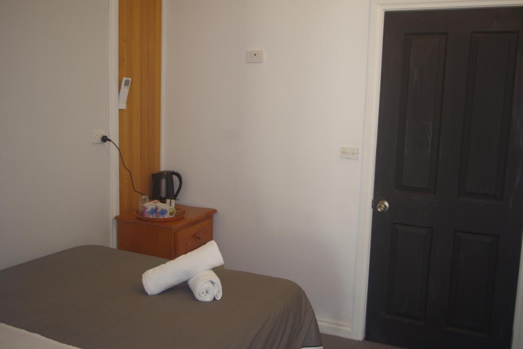Budget Double Room photo 3