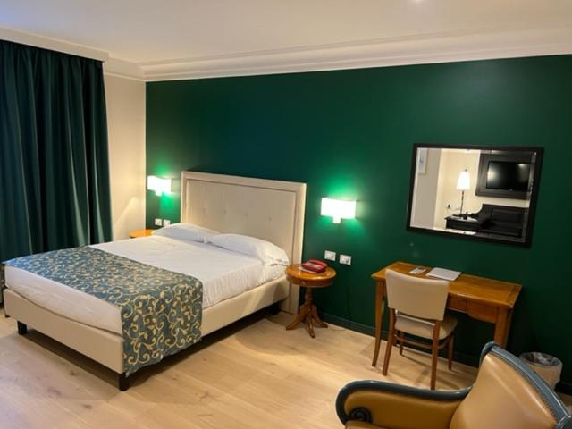 Double or Twin Room - Photo 6