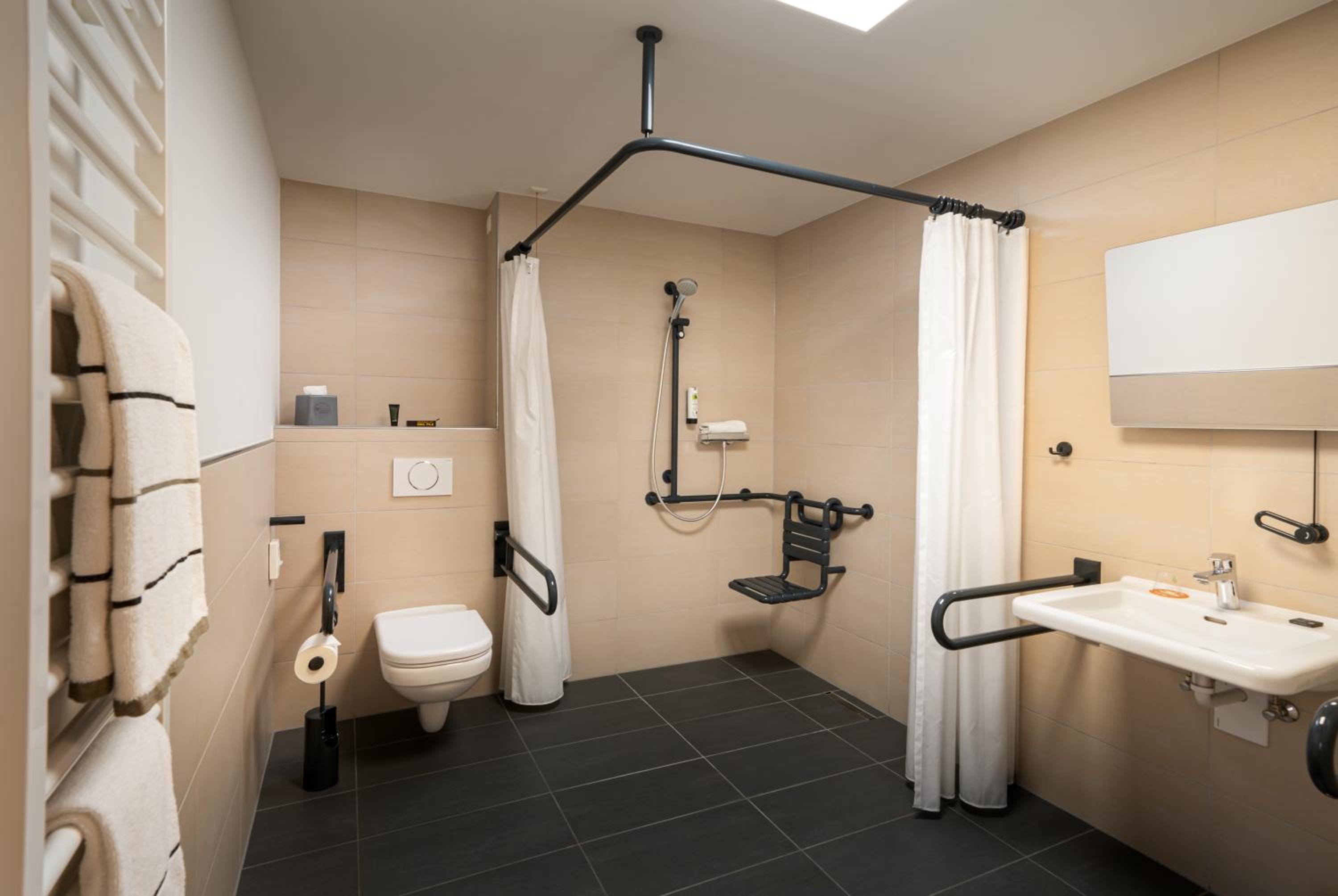Single Room - Disability Access photo 3
