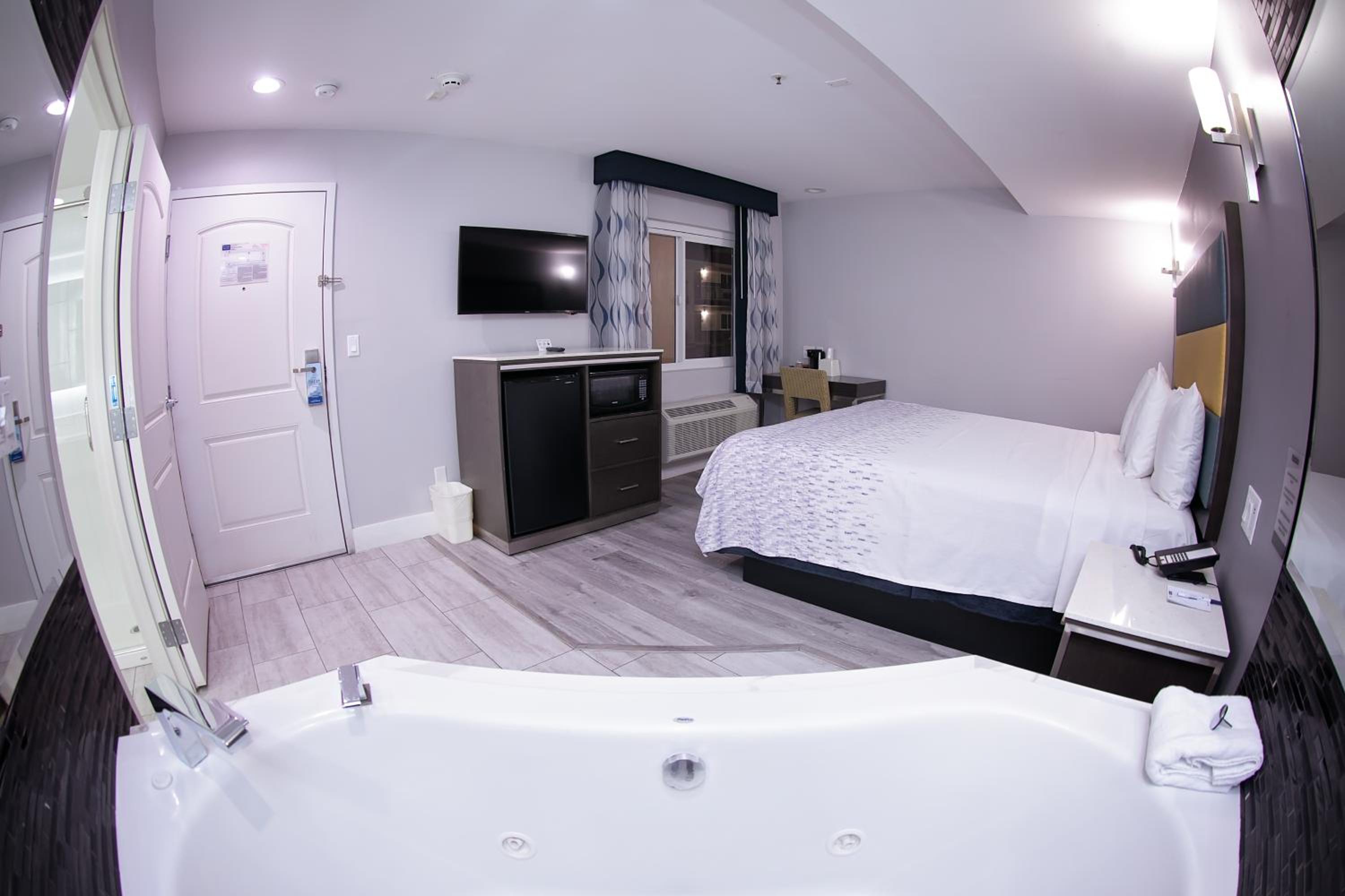 Deluxe King Suite - Non-Smoking photo 2