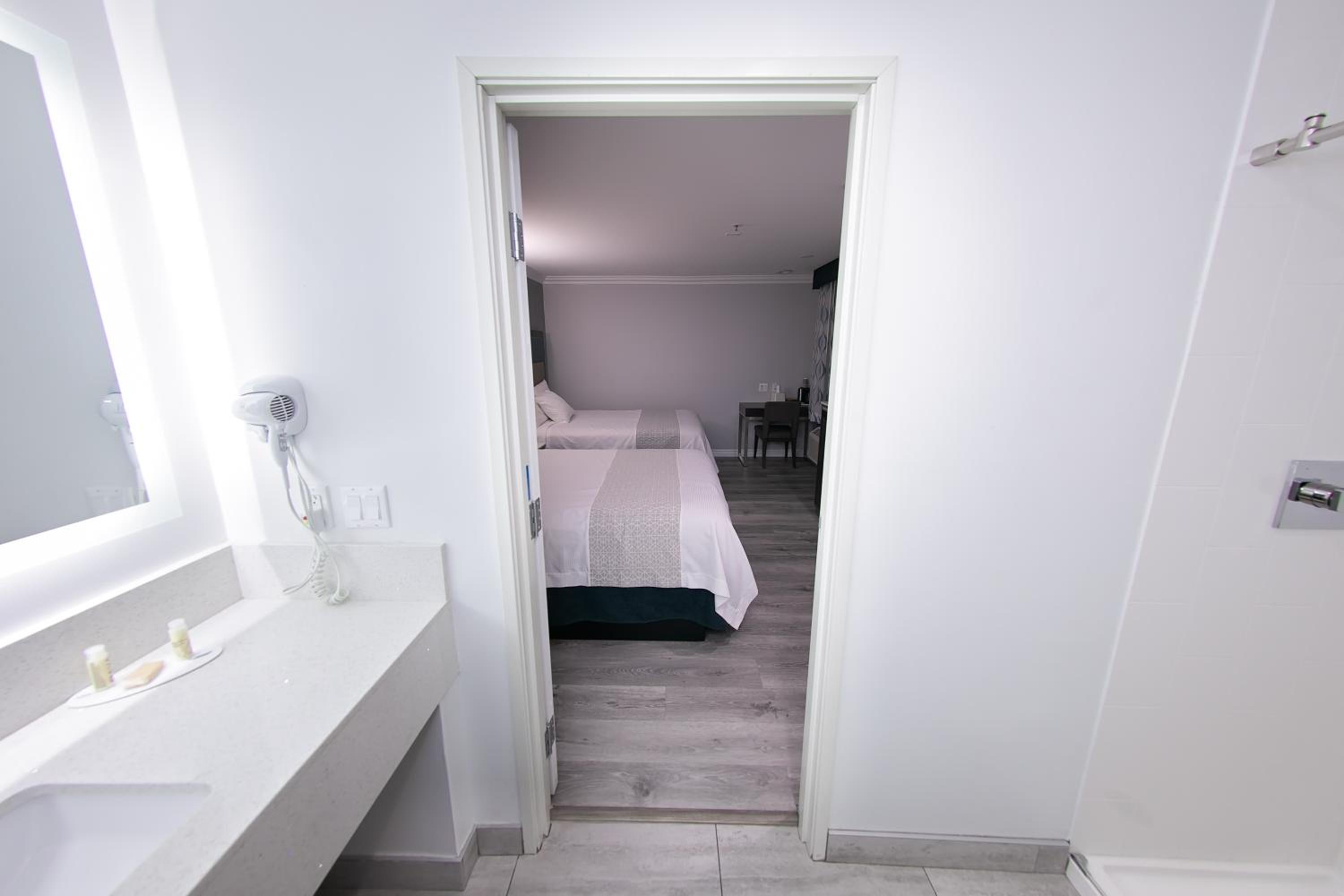 Queen Room with Two Queen Beds - Non-Smoking photo 3