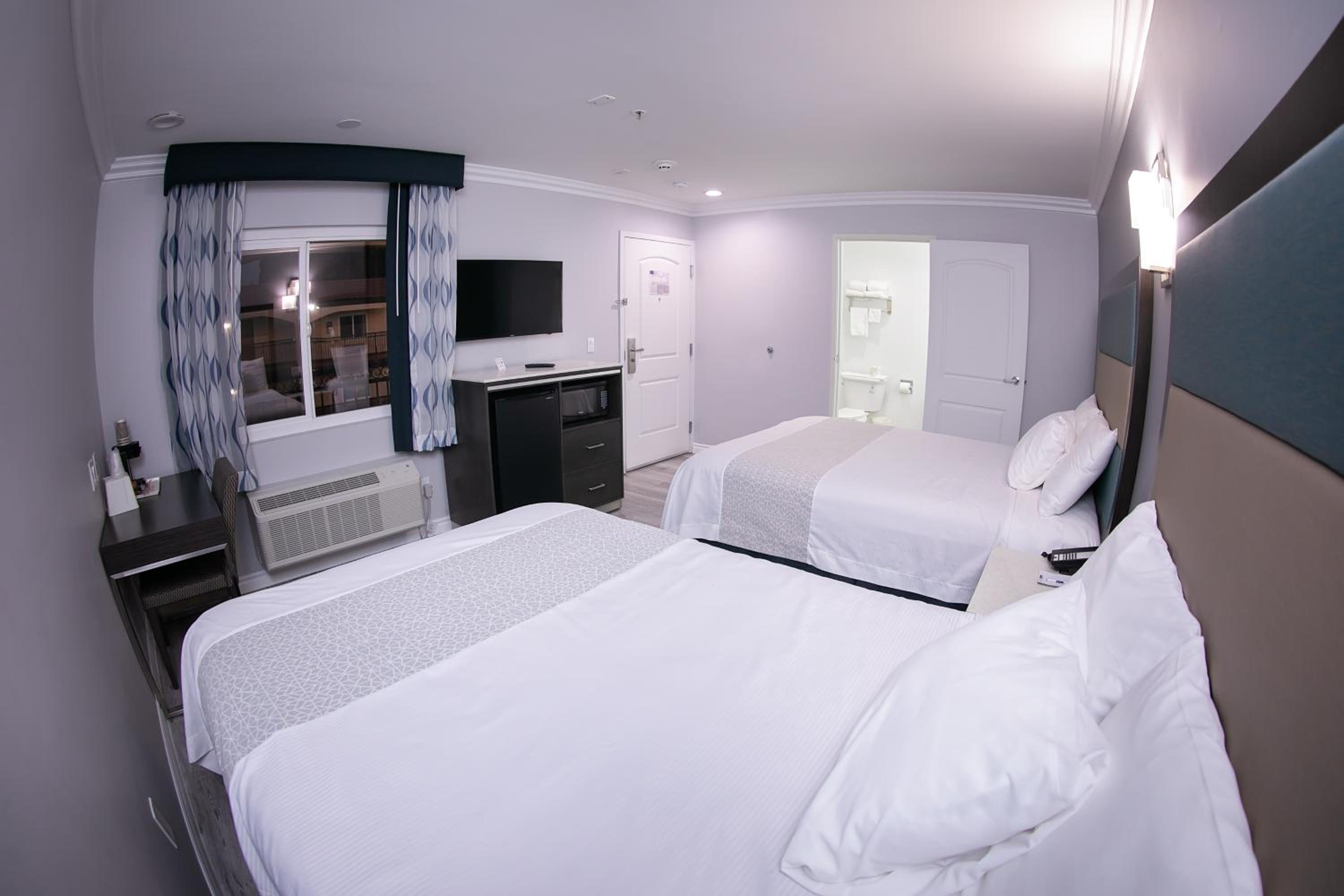 Queen Room with Two Queen Beds - Non-Smoking photo 1