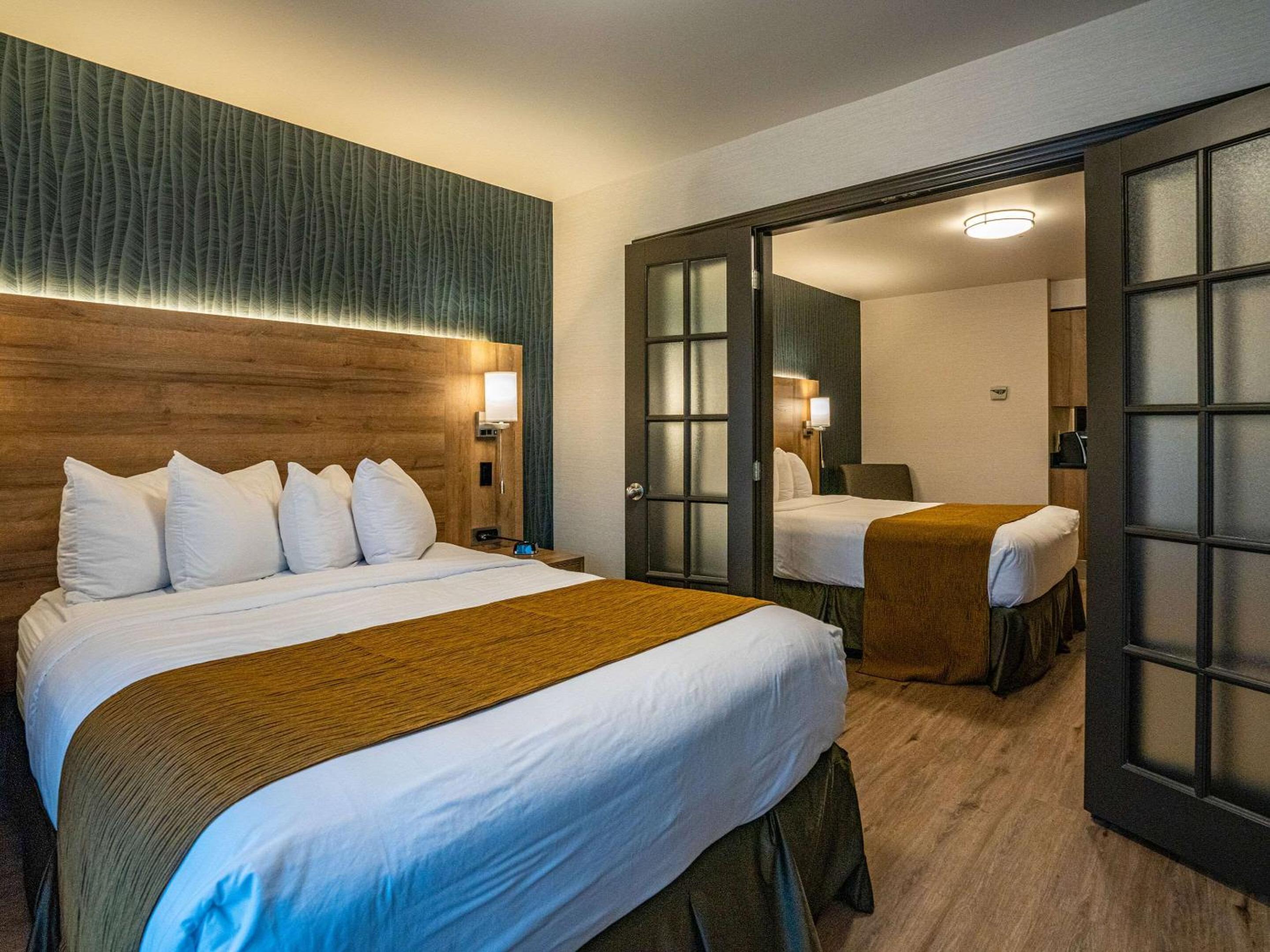Queen Suite with Two Queen Beds - Non Smoking - Photo 3