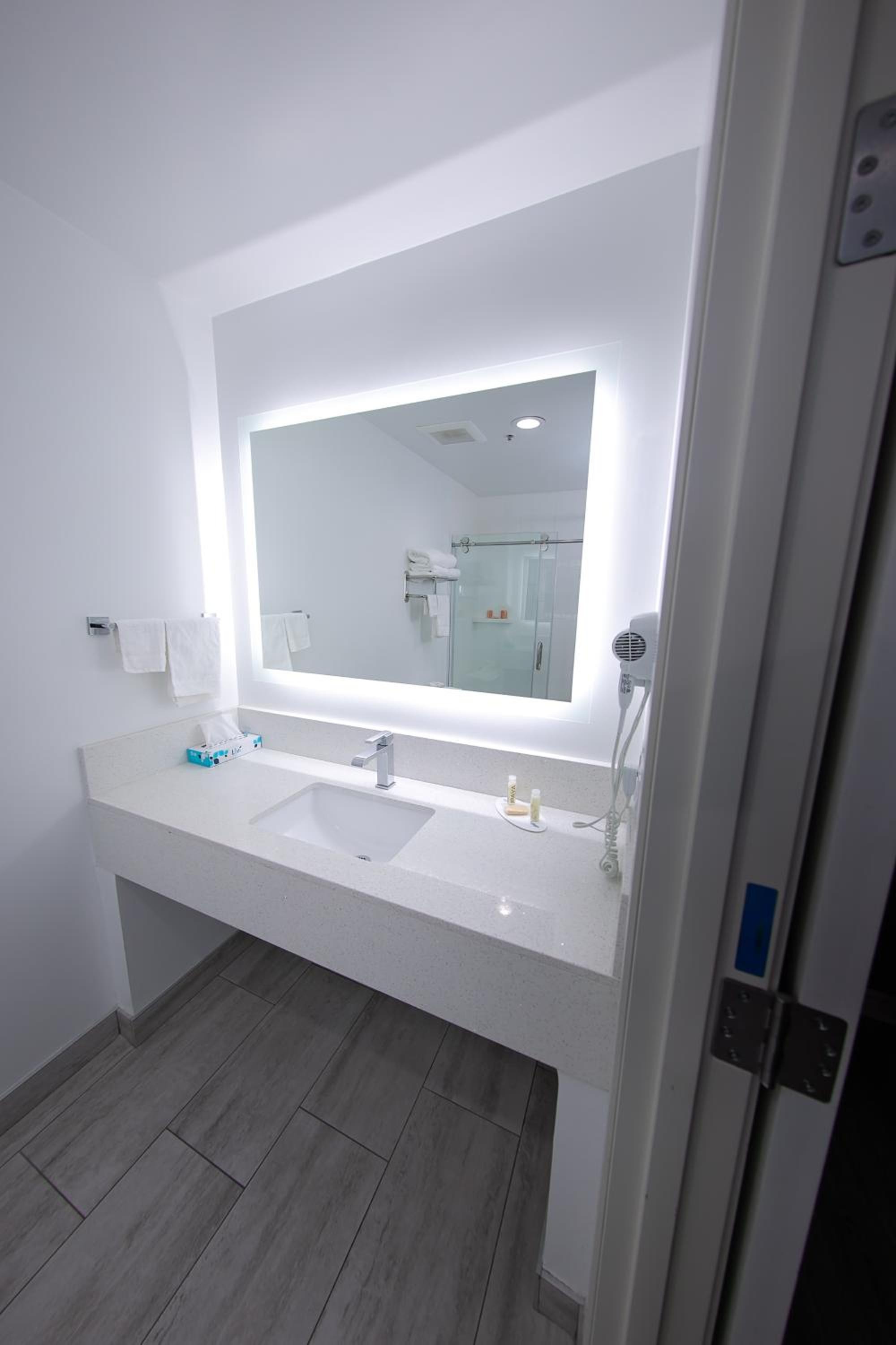 Queen Room with Roll-In Shower - Mobility Accessible/Non-Smoking photo 2