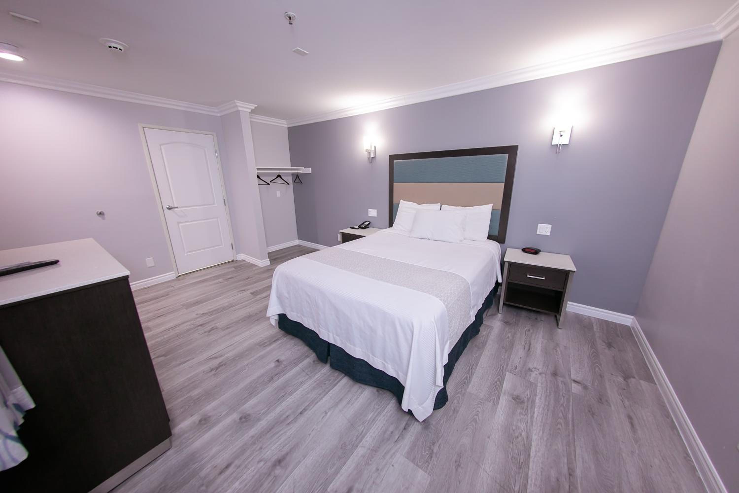 Queen Room with Roll-In Shower - Mobility Accessible/Non-Smoking photo 3
