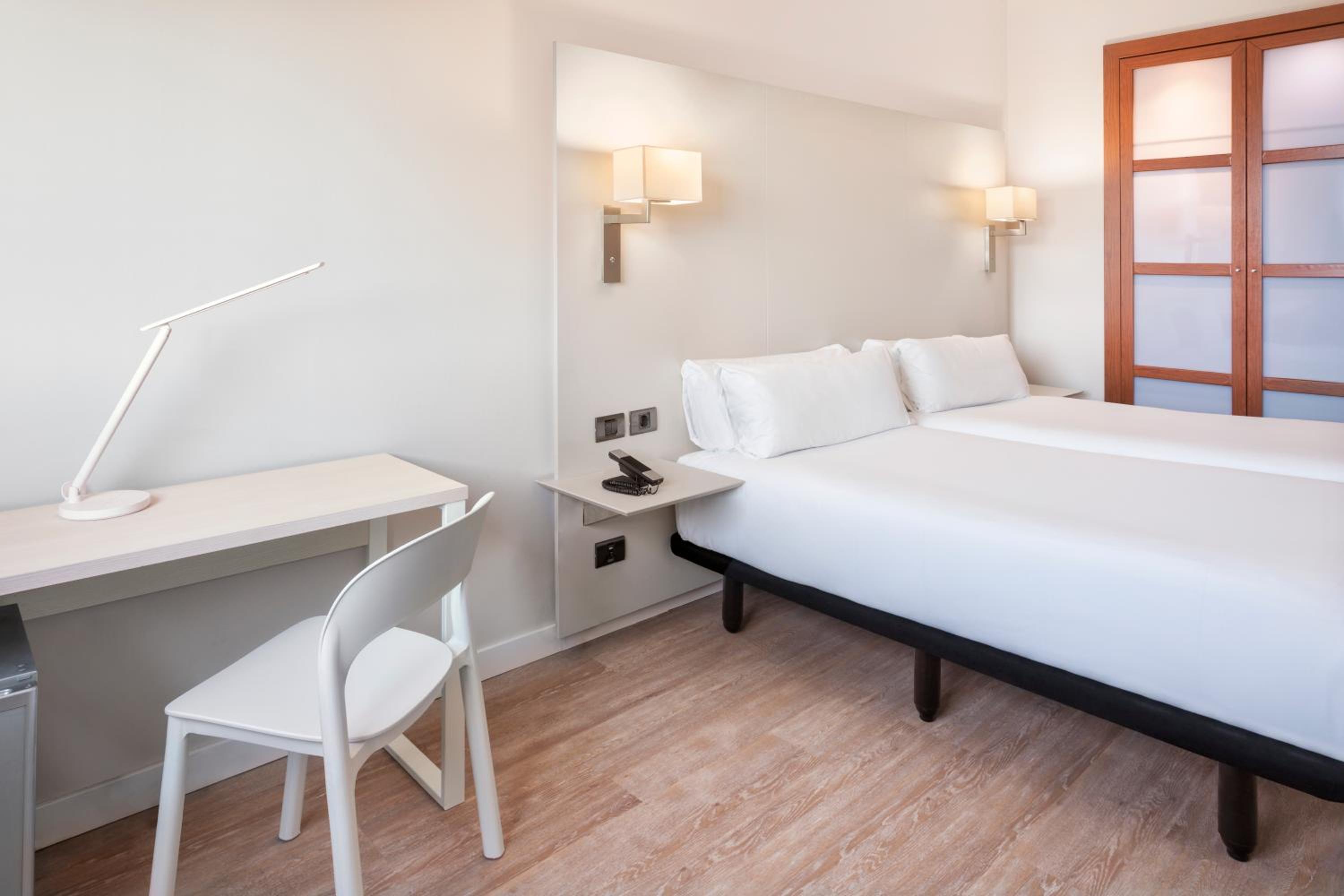 Twin Room - Photo 3